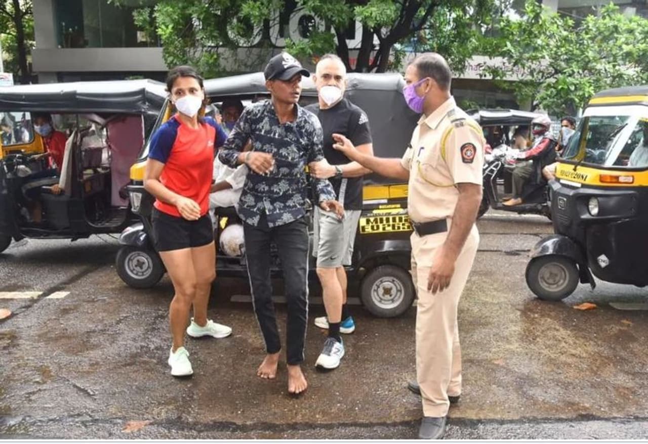 <p>இந்தி திரையுலகில் நடித்து வரும் மணிஷ் சவுத்ரி என்பவரு, அவருடைய மனைவியும் இன்று காலை வாக்கிங் சென்றுள்ளனர். </p> <p>இந்தி திரையுலகில் நடித்து வரும் மணிஷ் சவுத்ரி என்பவரு, அவருடைய மனைவியும் இன்று காலை வாக்கிங் சென்றுள்ளனர். </p>