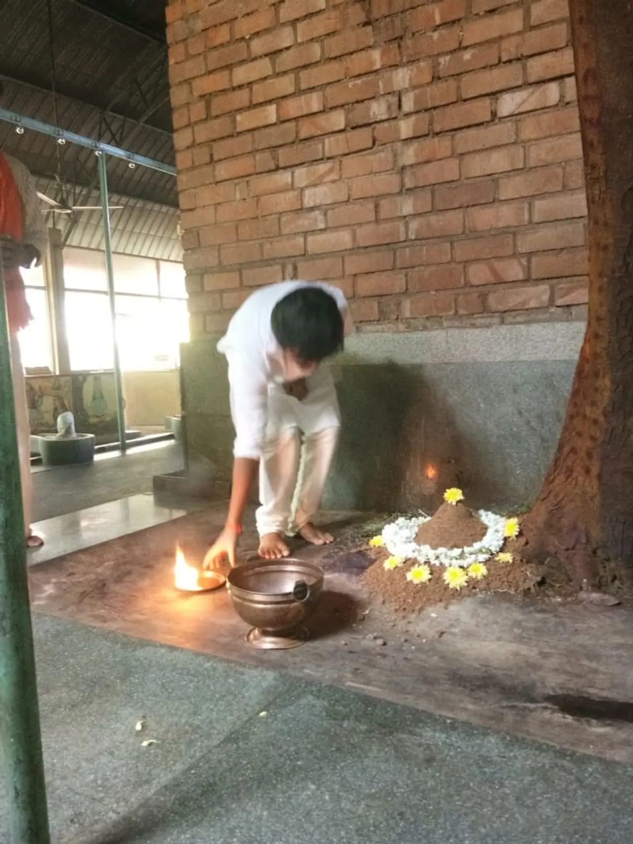 <p>ಅಯೋಧ್ಯೆ ರಾಮ ಮಂದಿರ ನಿರ್ಮಾಣಕ್ಕೆ ಆಗಸ್ಟ್ ಮೊದಲ ವಾರದಲ್ಲಿ ಭೂಮಿ ಪೂಜೆ ನಡೆಯಲಿದ್ದು, ಈ ಕಾರ್ಯಕ್ಕೆ ಚಿಕ್ಕಮಗಳೂರು ಗೌರಿಗದ್ದೆಯಿಂದ ದತ್ತಾತ್ರೇಯರ ಆರ್ಶೀವಾದದ ಮರಳನ್ನು ಕಳುಹಿಸಿಕೊಡಲಾಯಿತು.</p>