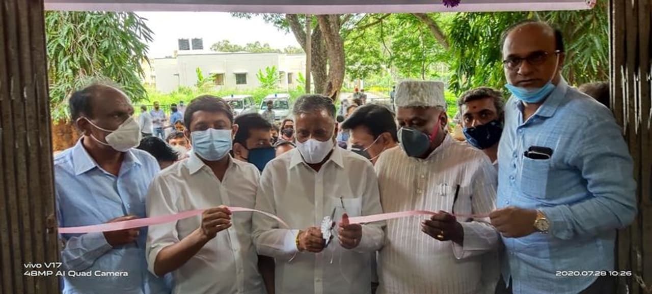 <p>ಮಂಗಳವಾರ ಹೆಬ್ಬಾಳದ ಪಶುವೈದ್ಯಕೀಯ ಕಾಲೇಜಿನಲ್ಲಿ ಕೋವಿಡ್ ಆರೈಕೆ ಕೇಂದ್ರಕ್ಕೆ ಚಾಲನೆ ನೀಡಿದ ಅವರು, ಕೊರೋನಾ ಸೋಂಕಿನಿಂದ ಜನರು ಹೆದರಿಕೊಂಡಿದ್ದು ಅವರಿಗೆ ಮಾನಸಿಕ ಸ್ಥೈರ್ಯ ತುಂಬಬೇಕಿದೆ ಎಂದು ಹೇಳಿದ ಸಚಿವ ವಿ.ಸೋಮಣ್ಣ </p> <p>ಮಂಗಳವಾರ ಹೆಬ್ಬಾಳದ ಪಶುವೈದ್ಯಕೀಯ ಕಾಲೇಜಿನಲ್ಲಿ ಕೋವಿಡ್ ಆರೈಕೆ ಕೇಂದ್ರಕ್ಕೆ ಚಾಲನೆ ನೀಡಿದ ಅವರು, ಕೊರೋನಾ ಸೋಂಕಿನಿಂದ ಜನರು ಹೆದರಿಕೊಂಡಿದ್ದು ಅವರಿಗೆ ಮಾನಸಿಕ ಸ್ಥೈರ್ಯ ತುಂಬಬೇಕಿದೆ ಎಂದು ಹೇಳಿದ ಸಚಿವ ವಿ.ಸೋಮಣ್ಣ </p>