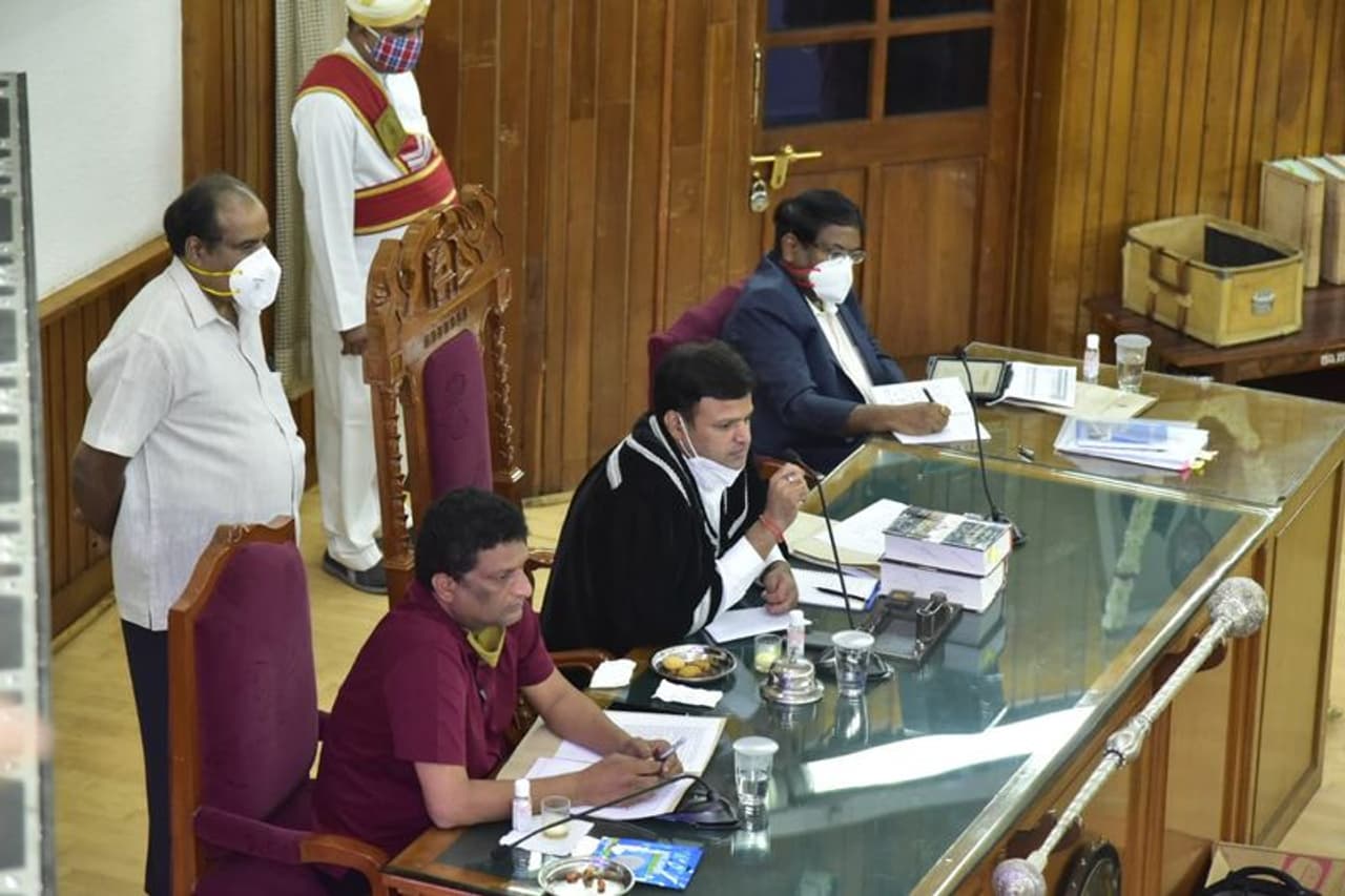 <p>ಮಂಗಳವಾರ ಮಾಸಿಕ ಸಭೆಯಲ್ಲಿ ಮಾತನಾಡಿದ ಅವರು, ವಾರ್ಡ್ ಮಟ್ಟದಲ್ಲಿ ಕೊರೋನಾ ಸೋಂಕಿತ ಮಾಹಿತಿ ನೀಡಲಾಗುವುದು. ವಾರ್ಡ್ ಸದಸ್ಯರು, ವಾರ್ಡ್ ಕಮಿಟಿ ಸದಸ್ಯರು ಮತ್ತು ಸ್ವಯಂ ಸೇವಕರು ಜೊತೆಗೂಡಿ ಸೋಂಕಿತರನ್ನು ಐಸೋಲೇಷನ್ ಮಾಡಿ ಸಂಪರ್ಕಿತರ ಪತ್ತೆ ಮಾಡುವುದಕ್ಕೆ ಸಹಕಾರ ನೀಡಬೇಕು. ಆಗ ಮಾತ್ರ ಸೋಂಕು ನಿಯಂತ್ರಣ ಸಾಧ್ಯವಾಗಲಿದೆ. ಸೋಂಕಿತರನ್ನು ಆಸ್ಪತ್ರೆಗೆ ದಾಖಲು ಮಾಡಲು ಪ್ರತಿ ವಾರ್ಡ್ಗೆ ಎರಡು ಆ್ಯಂಬುಲೆನ್ಸ್ ಸಹ ನೀಡಲಾಗುವುದು ಎಂದ ಎನ್.ಮಂಜುನಾಥ್ ಪ್ರಸಾದ್ </p> <p>ಮಂಗಳವಾರ ಮಾಸಿಕ ಸಭೆಯಲ್ಲಿ ಮಾತನಾಡಿದ ಅವರು, ವಾರ್ಡ್ ಮಟ್ಟದಲ್ಲಿ ಕೊರೋನಾ ಸೋಂಕಿತ ಮಾಹಿತಿ ನೀಡಲಾಗುವುದು. ವಾರ್ಡ್ ಸದಸ್ಯರು, ವಾರ್ಡ್ ಕಮಿಟಿ ಸದಸ್ಯರು ಮತ್ತು ಸ್ವಯಂ ಸೇವಕರು ಜೊತೆಗೂಡಿ ಸೋಂಕಿತರನ್ನು ಐಸೋಲೇಷನ್ ಮಾಡಿ ಸಂಪರ್ಕಿತರ ಪತ್ತೆ ಮಾಡುವುದಕ್ಕೆ ಸಹಕಾರ ನೀಡಬೇಕು. ಆಗ ಮಾತ್ರ ಸೋಂಕು ನಿಯಂತ್ರಣ ಸಾಧ್ಯವಾಗಲಿದೆ. ಸೋಂಕಿತರನ್ನು ಆಸ್ಪತ್ರೆಗೆ ದಾಖಲು ಮಾಡಲು ಪ್ರತಿ ವಾರ್ಡ್ಗೆ ಎರಡು ಆ್ಯಂಬುಲೆನ್ಸ್ ಸಹ ನೀಡಲಾಗುವುದು ಎಂದ ಎನ್.ಮಂಜುನಾಥ್ ಪ್ರಸಾದ್ </p>