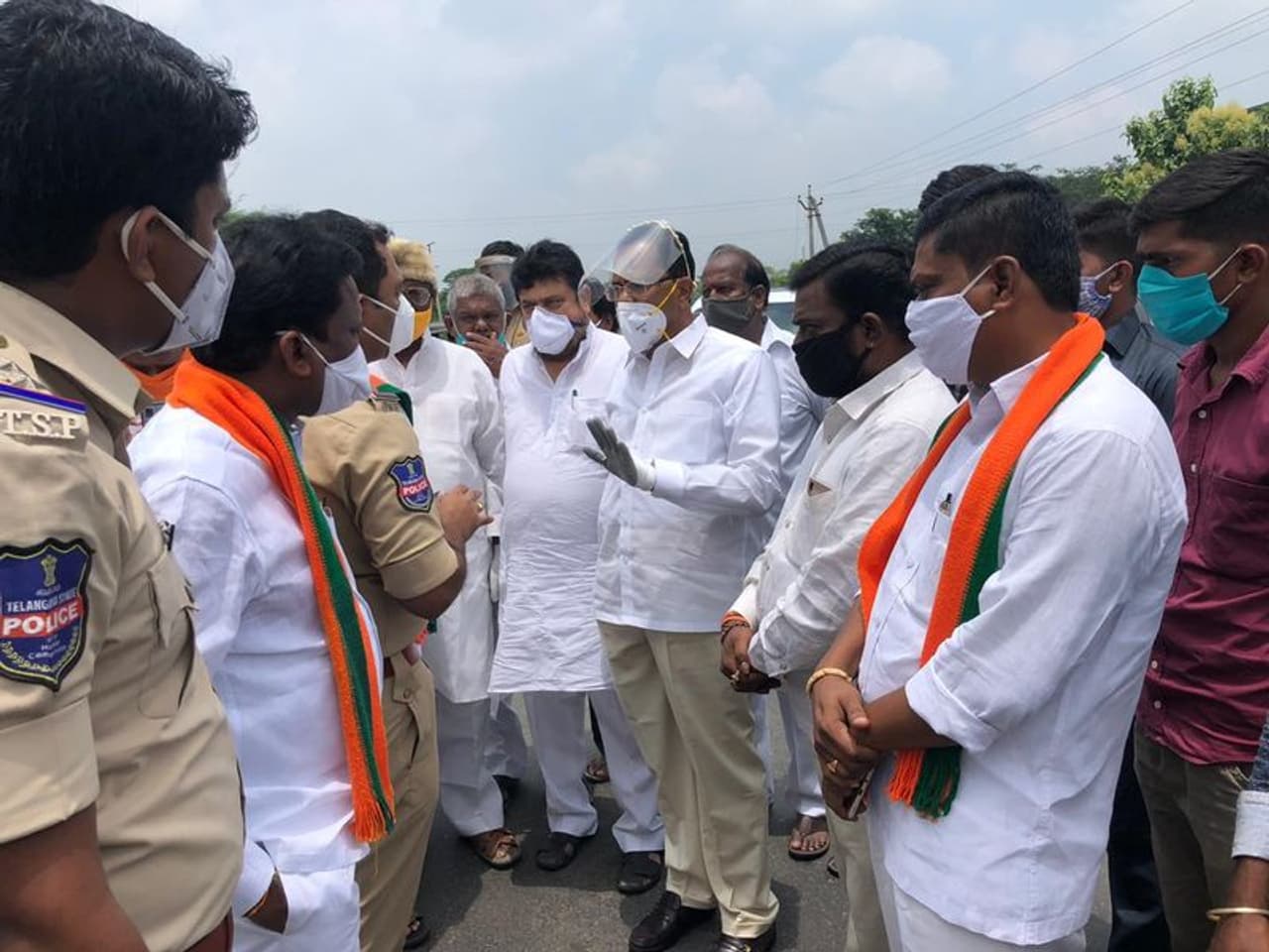 <p>భూపాలపల్లి జిల్లా మల్లారం గ్రామంలో దళిత యువకుడు టిఆర్ఎస్ నాయకుల చేతిలో హత్యకు గురయ్యాడన్న వార్తలపై వాస్తవాలు తెలుసుకోవడానికి భారతీయ జనతా పార్టీ రాష్ట్ర శాఖ నిజ నిర్ధారణ కమిటీ వేసిందని బిజెపి రాష్ట్ర ప్రధాన కార్యదర్శి ప్రేమేందర్ రెడ్డి తెలిపారు. అయితే నిజానిజాలు తెలుసుకునేందుకు మల్లారంకు బయలుదేరిన మాజీ మంత్రి మోత్కుపల్లి నరసింహులు, బిజెపి శాసనమండలి పక్ష నాయకులు ఎన్. రామచందర్ రావు, బిజెపి రాష్ట్ర ప్రధాన కార్యదర్శులు చింతా సాంబమూర్తితో పాటు తనను కూడా పరకాల పోలీస్ స్టేషన్ పరిధిలో ముందస్తుగా పోలీసులు అరెస్టు చేశారని ప్రేమేందర్ రెడ్డి వెల్లడించారు. </p> <p>భూపాలపల్లి జిల్లా మల్లారం గ్రామంలో దళిత యువకుడు టిఆర్ఎస్ నాయకుల చేతిలో హత్యకు గురయ్యాడన్న వార్తలపై వాస్తవాలు తెలుసుకోవడానికి భారతీయ జనతా పార్టీ రాష్ట్ర శాఖ నిజ నిర్ధారణ కమిటీ వేసిందని బిజెపి రాష్ట్ర ప్రధాన కార్యదర్శి ప్రేమేందర్ రెడ్డి తెలిపారు. అయితే నిజానిజాలు తెలుసుకునేందుకు మల్లారంకు బయలుదేరిన మాజీ మంత్రి మోత్కుపల్లి నరసింహులు, బిజెపి శాసనమండలి పక్ష నాయకులు ఎన్. రామచందర్ రావు, బిజెపి రాష్ట్ర ప్రధాన కార్యదర్శులు చింతా సాంబమూర్తితో పాటు తనను కూడా పరకాల పోలీస్ స్టేషన్ పరిధిలో ముందస్తుగా పోలీసులు అరెస్టు చేశారని ప్రేమేందర్ రెడ్డి వెల్లడించారు. </p>