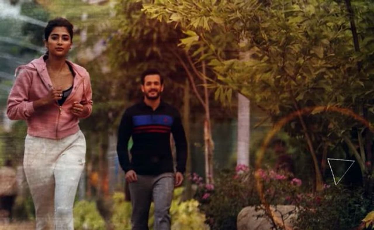 <p style="text align: justify;">అఖిల్ అక్కినేని హీరోగా మెగా ప్రొడ్యూసర్ అల్లు అరవింద్ సమర్పణలో జీఏ2 పిక్చర్స్ బ్యానర్ పై తెరకెక్కుతున్న చిత్రం "మోస్ట్ ఎలిజిబుల్ బ్యాచ్ లర్". టాలెంటెడ్ డైరెక్టర్ బొమ్మరిల్లు భాస్కర్ డైరెక్షన్ లో రెడీ అవుతున్న ఈ సినిమాకి టాలీవుడ్ లో వరుసగా భలే భలే మగాడివోయ్, పిల్లా నువ్వులేని జీవితం, గీతా గోవిందం, ప్రతిరోజు పండగే లాంటి బ్లాక్బస్టర్స్ తో మోస్ట్ సక్సెస్ ఫుల్ ప్రొడ్యూసర్ గా క్రేజ్ ని సొంతం చేసుకున్న బన్నీ వాసు, మరో నిర్మాత ప్రముఖ దర్శకుడు వాసు వర్మ తో కలిసి నిర్మిస్తున్నారు.</p> <p style="text align: justify;">అఖిల్ అక్కినేని హీరోగా మెగా ప్రొడ్యూసర్ అల్లు అరవింద్ సమర్పణలో జీఏ2 పిక్చర్స్ బ్యానర్ పై తెరకెక్కుతున్న చిత్రం "మోస్ట్ ఎలిజిబుల్ బ్యాచ్ లర్". టాలెంటెడ్ డైరెక్టర్ బొమ్మరిల్లు భాస్కర్ డైరెక్షన్ లో రెడీ అవుతున్న ఈ సినిమాకి టాలీవుడ్ లో వరుసగా భలే భలే మగాడివోయ్, పిల్లా నువ్వులేని జీవితం, గీతా గోవిందం, ప్రతిరోజు పండగే లాంటి బ్లాక్బస్టర్స్ తో మోస్ట్ సక్సెస్ ఫుల్ ప్రొడ్యూసర్ గా క్రేజ్ ని సొంతం చేసుకున్న బన్నీ వాసు, మరో నిర్మాత ప్రముఖ దర్శకుడు వాసు వర్మ తో కలిసి నిర్మిస్తున్నారు.</p>