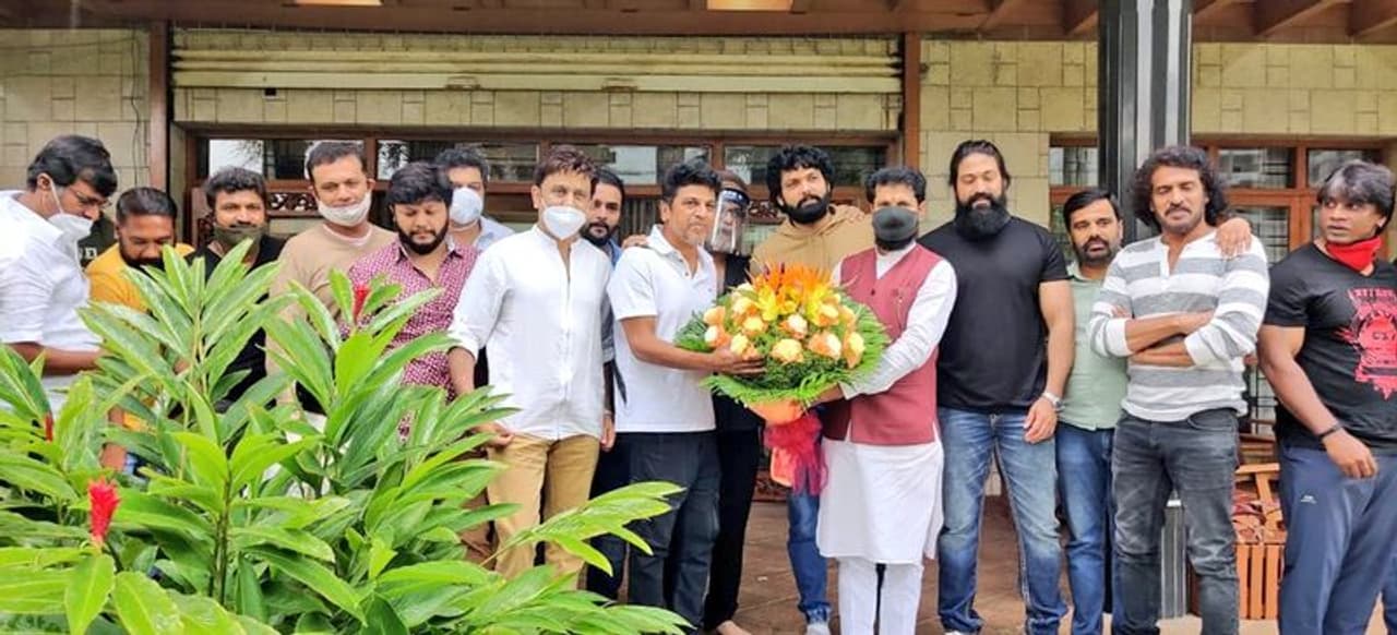 <p>ಚಿತ್ರರಂಗದ ಸ್ಥಿತಿ ಗತಿ ಬಗ್ಗೆ ಶಿವರಾಜ್ ಕುಮಾರ್ ಮನೆಯಲ್ಲಿ ಮತ್ತೊಂದು ಮಹತ್ವದ ಸಭೆ ನಡೆದಿದೆ.</p>