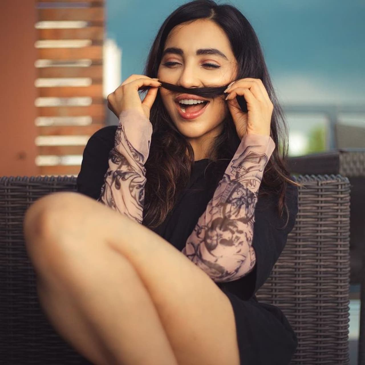 <p>கூந்தலை மீசை போல் வைத்து மகிழும் பார்வதி நாயர் </p> <p>கூந்தலை மீசை போல் வைத்து மகிழும் பார்வதி நாயர் </p>