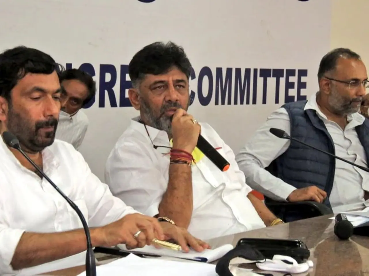 <p>ಬುಧವಾರ ಕೆಪಿಸಿಸಿ ಕಚೇರಿಯಲ್ಲಿ ನಡೆದ ಸಮಾಲೋಚನಾ ಸಭೆಯಲ್ಲಿ ಬೆಂಗಳೂರು ನಗರ ಶಾಸಕರು, ಪರಾಜಿತ ಅಭ್ಯರ್ಥಿಗಳು, ಬಿಬಿಎಂಪಿ ಸದಸ್ಯರು ಹಾಗೂ ಪರಾಜಿತ ಅಭ್ಯರ್ಥಿಗಳು ಸೇರಿ ಹಲವರು ಭಾಗವಹಿಸಿದ್ದರು.</p> <p>ಬುಧವಾರ ಕೆಪಿಸಿಸಿ ಕಚೇರಿಯಲ್ಲಿ ನಡೆದ ಸಮಾಲೋಚನಾ ಸಭೆಯಲ್ಲಿ ಬೆಂಗಳೂರು ನಗರ ಶಾಸಕರು, ಪರಾಜಿತ ಅಭ್ಯರ್ಥಿಗಳು, ಬಿಬಿಎಂಪಿ ಸದಸ್ಯರು ಹಾಗೂ ಪರಾಜಿತ ಅಭ್ಯರ್ಥಿಗಳು ಸೇರಿ ಹಲವರು ಭಾಗವಹಿಸಿದ್ದರು.</p>