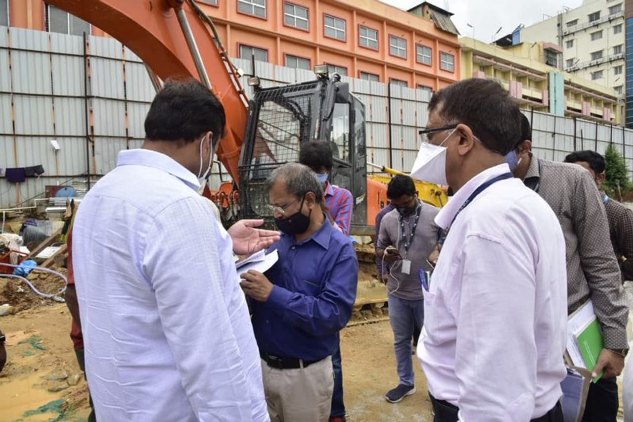 <p>ಮೆಜೆಸ್ಟಿಕ್ ಬಳಿಯ ಕಪಾಲಿ ಚಿತ್ರಮಂದಿರ ತೆರವುಗೊಳಿಸಿ 55 ಸಾವಿರ ಚ.ಮೀ ವಿಸ್ತೀರ್ಣದ ಜಾಗದಲ್ಲಿ ನಾಲ್ಕು ತಳ ಮಹಡಿ ಸೇರಿದಂತೆ ಒಟ್ಟು ಹತ್ತು ಅಂತಸ್ತುಗಳ ಬೃಹತ್ ಕಟ್ಟಡ ನಿರ್ಮಾಣ ಕಾರ್ಯಕ್ಕೆ ಚಾಲನೆ ನೀಡಲಾಗಿತ್ತು. ಕಟ್ಟಡ ನಿರ್ಮಾಣ ಕಾರ್ಯಕ್ಕೂ ಮುನ್ನ ಸುತ್ತಲೂ ಇರುವ ಕಟ್ಟಡಗಳಿಗೆ ಹಾನಿ ಉಂಟಾಗದಂತೆ ತಡೆ ಗೋಡೆ ನಿರ್ಮಿಸಬೇಕಿತ್ತು. 3 ಕಡೆ ಮಾತ್ರ ತಡೆಗೋಡೆ ನಿರ್ಮಾಣ ಮಾಡಿತ್ತು. ಇನ್ನೊಂದು ಕಡೆ ತಡೆಗೋಡೆ ನಿರ್ಮಾಣ ಬಾಕಿ ಇತ್ತು. ಕಳೆದ ಒಂದು ವಾರದಿಂದ ನಗರದಲ್ಲಿ ಮಳೆಯಾಗುತ್ತಿರುವ ಹಿನ್ನೆಲೆಯಲ್ಲಿ ತಡೆಗೋಡೆ ನಿರ್ಮಿಸದ ಕಡೆ ಮಣ್ಣು ಕುಸಿದು ಕಟ್ಟಡಗಳು ದುರಂತಕ್ಕೀಡಾಗಿವೆ ಎಂದು ಬಿಬಿಎಂಪಿ ಅಧಿಕಾರಿಗಳು ಪ್ರಾಥಮಿಕ ವರದಿಯಲ್ಲಿ ಉಲ್ಲೇಖಿಸಿದ್ದಾರೆ.</p> <p>ಮೆಜೆಸ್ಟಿಕ್ ಬಳಿಯ ಕಪಾಲಿ ಚಿತ್ರಮಂದಿರ ತೆರವುಗೊಳಿಸಿ 55 ಸಾವಿರ ಚ.ಮೀ ವಿಸ್ತೀರ್ಣದ ಜಾಗದಲ್ಲಿ ನಾಲ್ಕು ತಳ ಮಹಡಿ ಸೇರಿದಂತೆ ಒಟ್ಟು ಹತ್ತು ಅಂತಸ್ತುಗಳ ಬೃಹತ್ ಕಟ್ಟಡ ನಿರ್ಮಾಣ ಕಾರ್ಯಕ್ಕೆ ಚಾಲನೆ ನೀಡಲಾಗಿತ್ತು. ಕಟ್ಟಡ ನಿರ್ಮಾಣ ಕಾರ್ಯಕ್ಕೂ ಮುನ್ನ ಸುತ್ತಲೂ ಇರುವ ಕಟ್ಟಡಗಳಿಗೆ ಹಾನಿ ಉಂಟಾಗದಂತೆ ತಡೆ ಗೋಡೆ ನಿರ್ಮಿಸಬೇಕಿತ್ತು. 3 ಕಡೆ ಮಾತ್ರ ತಡೆಗೋಡೆ ನಿರ್ಮಾಣ ಮಾಡಿತ್ತು. ಇನ್ನೊಂದು ಕಡೆ ತಡೆಗೋಡೆ ನಿರ್ಮಾಣ ಬಾಕಿ ಇತ್ತು. ಕಳೆದ ಒಂದು ವಾರದಿಂದ ನಗರದಲ್ಲಿ ಮಳೆಯಾಗುತ್ತಿರುವ ಹಿನ್ನೆಲೆಯಲ್ಲಿ ತಡೆಗೋಡೆ ನಿರ್ಮಿಸದ ಕಡೆ ಮಣ್ಣು ಕುಸಿದು ಕಟ್ಟಡಗಳು ದುರಂತಕ್ಕೀಡಾಗಿವೆ ಎಂದು ಬಿಬಿಎಂಪಿ ಅಧಿಕಾರಿಗಳು ಪ್ರಾಥಮಿಕ ವರದಿಯಲ್ಲಿ ಉಲ್ಲೇಖಿಸಿದ್ದಾರೆ.</p>