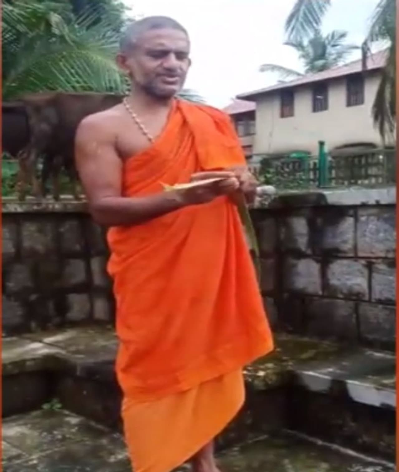 <p>ಪೇಜಾವರ ಮಠದ ಶ್ರೀವಿಶ್ವಪ್ರಸನ್ನ ತೀರ್ಥರು 5 ದಿನಗಳ ಹಿಂದೆ ತಮ್ಮ ಗೋಶಾಲೆಗೆ ಬಂದ ಹಾವೊಂದನ್ನು ಅತ್ಯಂತ ಸರಳವಾಗಿ, ಗಾಯವಾದಗಂತೆ, ಹಿಡಿಯುವವರಿಗೂ ಅಪಾಯವಾಗದಂತೆ ಹಿಡಿಯುವ ಉಪಾಯವೊಂದನ್ನು ಹೇಳಿಕೊಟ್ಟವಿಡಿಯೋ ಇದೀಗ ಎಲ್ಲಾ ಗ್ರೂಪ್ಗಳಲ್ಲಿ ವೈರಲ್ ಆಗಿದ್ದು, ಶ್ಲಾಘನೆಗೆ ಪಾತ್ರವಾಗುತ್ತಿದೆ.</p> <p>ಪೇಜಾವರ ಮಠದ ಶ್ರೀವಿಶ್ವಪ್ರಸನ್ನ ತೀರ್ಥರು 5 ದಿನಗಳ ಹಿಂದೆ ತಮ್ಮ ಗೋಶಾಲೆಗೆ ಬಂದ ಹಾವೊಂದನ್ನು ಅತ್ಯಂತ ಸರಳವಾಗಿ, ಗಾಯವಾದಗಂತೆ, ಹಿಡಿಯುವವರಿಗೂ ಅಪಾಯವಾಗದಂತೆ ಹಿಡಿಯುವ ಉಪಾಯವೊಂದನ್ನು ಹೇಳಿಕೊಟ್ಟವಿಡಿಯೋ ಇದೀಗ ಎಲ್ಲಾ ಗ್ರೂಪ್ಗಳಲ್ಲಿ ವೈರಲ್ ಆಗಿದ್ದು, ಶ್ಲಾಘನೆಗೆ ಪಾತ್ರವಾಗುತ್ತಿದೆ.</p>