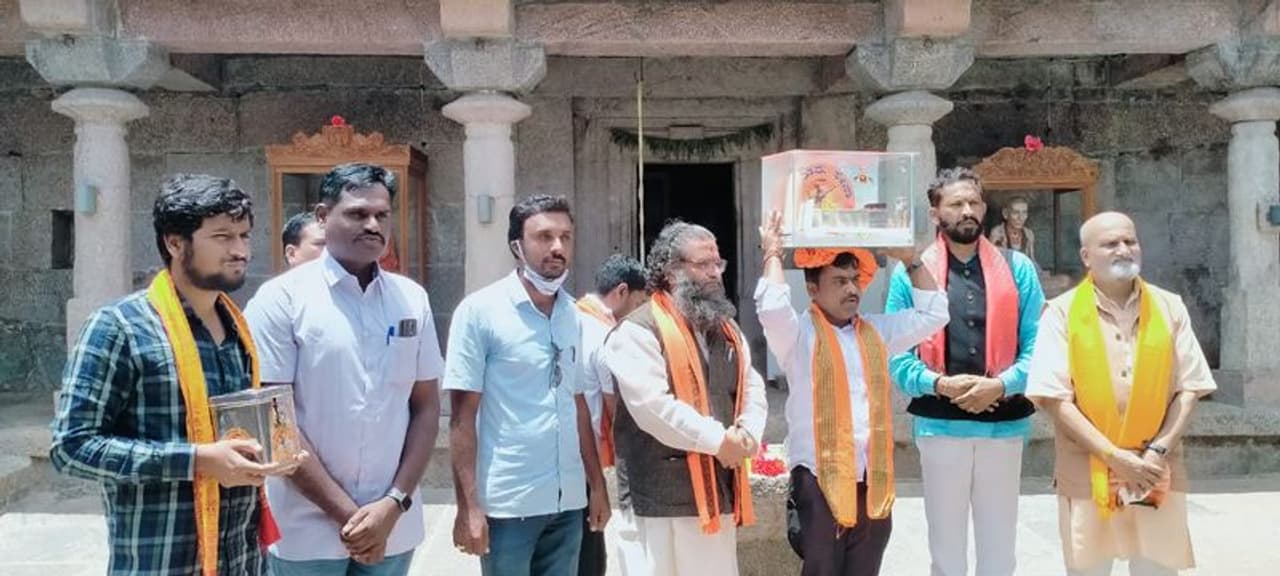 <p>ಅಂಜನಾದ್ರಿ ಪರ್ವತದಿಂದ ಶಿಲೆ, ಜಲ ಮತ್ತು ಮೃತ್ತಿಕಾವನ್ನು ತಂದು ಕೊಪ್ಪಳದ ಗವಿಮಠದಲ್ಲಿ ವಿಶೇಷ ಪೂಜೆಯನ್ನು ಮಾಡಿಸುವ ಮೂಲಕ ಅಯೋಧ್ಯೆಗೆ ರವಾನಿಸುವ ಕಾರ್ಯಕ್ರಮಕ್ಕೆ ಚಾಲನೆ ನೀಡಿದ ಪ್ರಮೋದ್ ಮುತಾಲಿಕ್ </p> <p>ಅಂಜನಾದ್ರಿ ಪರ್ವತದಿಂದ ಶಿಲೆ, ಜಲ ಮತ್ತು ಮೃತ್ತಿಕಾವನ್ನು ತಂದು ಕೊಪ್ಪಳದ ಗವಿಮಠದಲ್ಲಿ ವಿಶೇಷ ಪೂಜೆಯನ್ನು ಮಾಡಿಸುವ ಮೂಲಕ ಅಯೋಧ್ಯೆಗೆ ರವಾನಿಸುವ ಕಾರ್ಯಕ್ರಮಕ್ಕೆ ಚಾಲನೆ ನೀಡಿದ ಪ್ರಮೋದ್ ಮುತಾಲಿಕ್ </p>