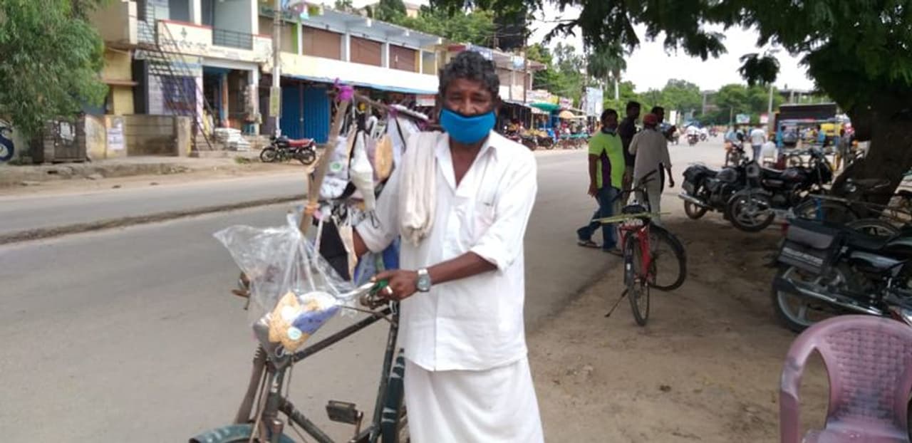 <p>ನಗರದ 31 ನೇ ವಾರ್ಡಿನ ಹರಿಜನ ವಾಡದ 65 ವರ್ಷದ ಮಾರೆಪ್ಪ ಮತ್ತು ಈತನ ಪತ್ನಿ 60 ವರ್ಷದ ಸುಂಕಮ್ಮ ಸೈಕಲ್ ಮೇಲೆ ಮಾಸ್ಕ್ ಹಾಕಿಕೊಂಡು ಮಾರಟಕ್ಕೆ ಮುಂದಾಗಿದ್ದಾರೆ. </p> <p>ನಗರದ 31 ನೇ ವಾರ್ಡಿನ ಹರಿಜನ ವಾಡದ 65 ವರ್ಷದ ಮಾರೆಪ್ಪ ಮತ್ತು ಈತನ ಪತ್ನಿ 60 ವರ್ಷದ ಸುಂಕಮ್ಮ ಸೈಕಲ್ ಮೇಲೆ ಮಾಸ್ಕ್ ಹಾಕಿಕೊಂಡು ಮಾರಟಕ್ಕೆ ಮುಂದಾಗಿದ್ದಾರೆ. </p>