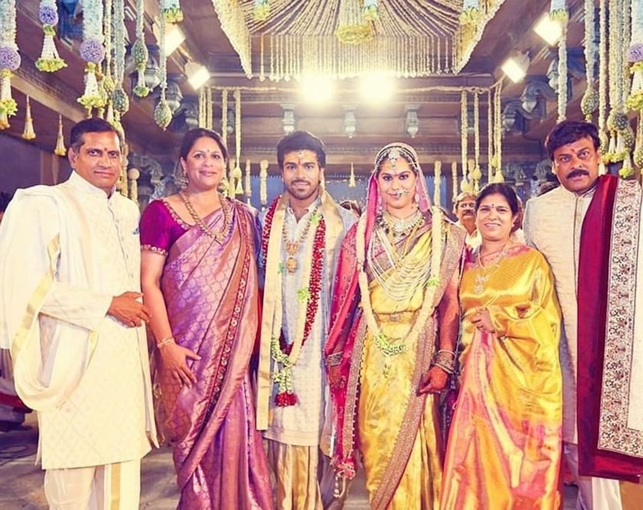 <p>ராம் சரண் குடும்பத்துடன் எடுத்த புகைப்படம் </p> <p>ராம் சரண் குடும்பத்துடன் எடுத்த புகைப்படம் </p>