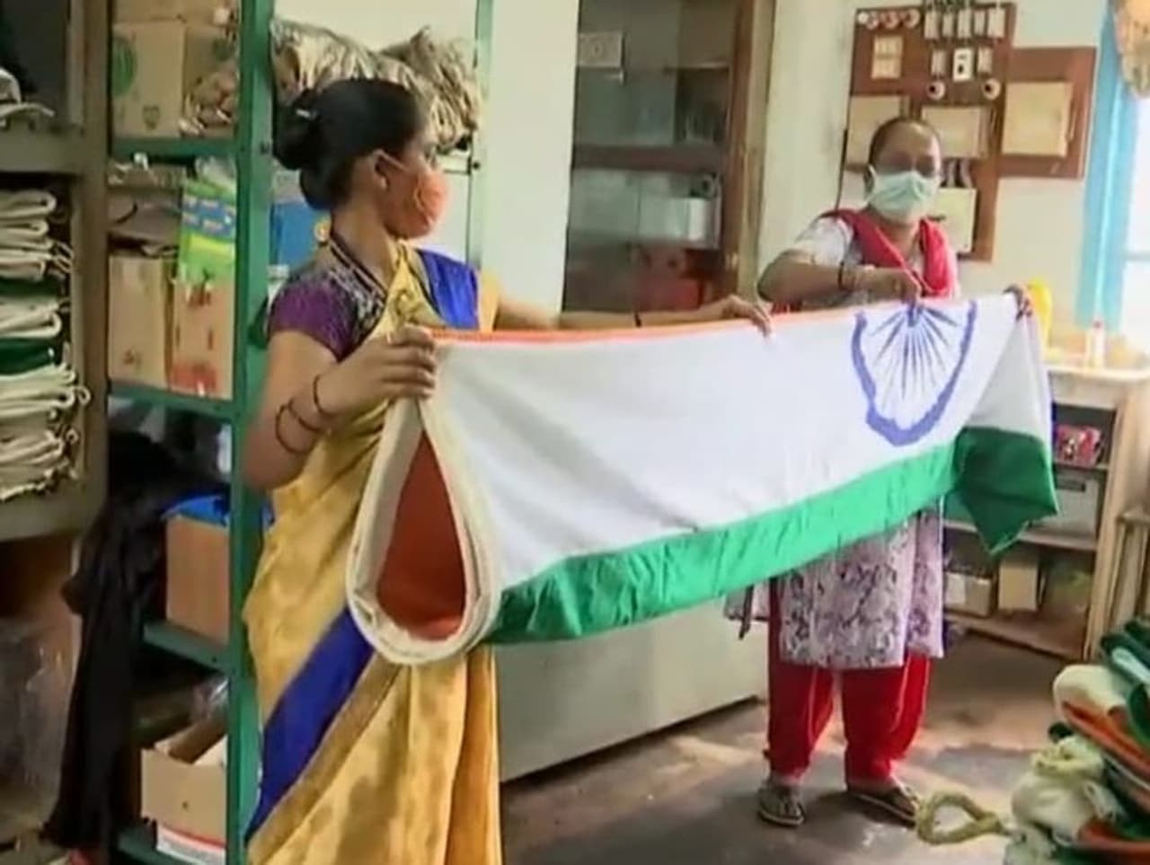<p>ಬೆಂಗೇರಿಯ ಖಾದಿ ಗ್ರಾಮೋದ್ಯೋಗ ಸಂಸ್ಥೆಯ ರಾಷ್ಟ್ರಧ್ವಜ ತಯಾರಿಕೆಗೆ ಭಾರತೀಯ ಮಾನಕ ಸಂಸ್ಥೆಯಿಂದ (ಬಿಐಎಸ್‌) ಮಾನ್ಯತೆ ಪಡೆದ ದೇಶದ ಏಕೈಕ ಸಂಸ್ಥೆ. ದೆಹಲಿಯ ಕೆಂಪುಕೋಟೆ, ಕಾಶ್ಮೀರದಿಂದ ಹಿಡಿದು ಗ್ರಾಪಂವರೆಗೂ ದೇಶದ ಯಾವುದೇ ಮೂಲೆಯಲ್ಲಾದರೂ ರಾಷ್ಟ್ರಧ್ವಜ ಹಾರಾಡುತ್ತಿದೆ ಎಂದರೆ ಅದು ಹುಬ್ಬಳ್ಳಿಯಲ್ಲೇ ತಯಾರಾಗಿರುತ್ತದೆ. ಆದರೆ ಎಲ್ಲ ರಂಗಗಳಂತೆ ಕೊರೋನಾ ರಾಷ್ಟ್ರಧ್ವಜ ಉತ್ಪಾದನೆಯ ಮೇಲೂ ತನ್ನ ಕರಾಳ ಛಾಯೆಯನ್ನು ಚಾಚಿದೆ.</p>