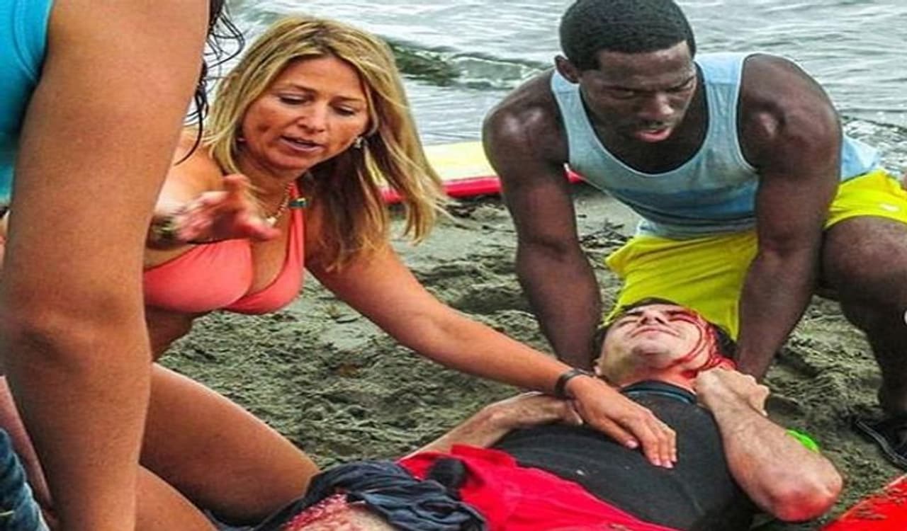 <p>ಹವಾಯಿಯ ಕೊಲಾಹೆವೋನಲ್ಲಿ ಸೇವೆ ಸಲ್ಲಿಸುತ್ತಿರುವ ಡಾ. ಕ್ಯಾಂಡಿಸ್ ತಮ್ಮ 33,000ಕ್ಕೂ ಅಧಿಕ ಫಾಲವರ್ಸ್ ಜೊತೆ ತಮ್ಮ ಫೋಟೋ ಶೇರ್ ಮಾಡಿಕೊಳ್ಳುತ್ತಾ 'ನೀವು ಬೋಟ್ ತಾಗಿ ಗಾಯಗೊಂಡರೆ ಡಾ. ಬಿಕಿನಿ ಸಮುದ್ರದ ನಡುವೆ ನಿಮ್ಮ ಪ್ರಾಣ ಉಳಿಸಲು ಬರುತ್ತಾರೆ' ಎಂದು ಬರೆದಿದ್ದಾರೆ. ಅವರ ಈ ಪೋಸ್ಟ್ನ್ನು 258,000ಕ್ಕೂ ಅಧಿಕ ಮಂದಿ ಲೈಕ್ ಮಾಡಿದ್ದಾರೆ.</p> <p>ಹವಾಯಿಯ ಕೊಲಾಹೆವೋನಲ್ಲಿ ಸೇವೆ ಸಲ್ಲಿಸುತ್ತಿರುವ ಡಾ. ಕ್ಯಾಂಡಿಸ್ ತಮ್ಮ 33,000ಕ್ಕೂ ಅಧಿಕ ಫಾಲವರ್ಸ್ ಜೊತೆ ತಮ್ಮ ಫೋಟೋ ಶೇರ್ ಮಾಡಿಕೊಳ್ಳುತ್ತಾ 'ನೀವು ಬೋಟ್ ತಾಗಿ ಗಾಯಗೊಂಡರೆ ಡಾ. ಬಿಕಿನಿ ಸಮುದ್ರದ ನಡುವೆ ನಿಮ್ಮ ಪ್ರಾಣ ಉಳಿಸಲು ಬರುತ್ತಾರೆ' ಎಂದು ಬರೆದಿದ್ದಾರೆ. ಅವರ ಈ ಪೋಸ್ಟ್ನ್ನು 258,000ಕ್ಕೂ ಅಧಿಕ ಮಂದಿ ಲೈಕ್ ಮಾಡಿದ್ದಾರೆ.</p>