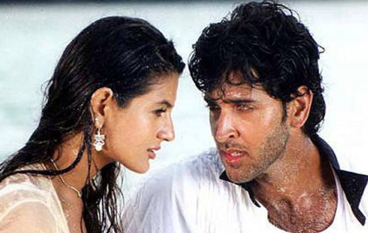 <p>ഹൃത്വിക്ക് റോഷന് ആദ്യമായി വെള്ളിത്തിരിയിലെത്തിയ ചിത്രമായിരുന്നു കഹോനാ പ്യാര്ഹേ. ചിത്രത്തില് അമീഷ പട്ടേലായിരുന്നു നായിക. വേഷം ആദ്യം ലഭിച്ചത് കരീന കപൂറിനായിരുന്നു. എന്നാല് ചിത്രം ഹൃത്വിക്കിനെ മാത്രം കേന്ദ്രീകരിച്ചിട്ടുള്ളതാണെന്നും നായികയ്ക്ക് ഒട്ടും പ്രാധാന്യം ഇല്ലെന്നും കരുതി കരീന വേഷം നിരസിക്കുകയായിരുന്നു. പക്ഷേ ചിത്രം ബോളിവുഡിലെ എക്കാലത്തെയും മികച്ച റൊമാന്റിക് സിനിമകളില് ഒന്നായി മാറി. ബോക്സ് ഓഫീസിന് മെഗാ ഹിറ്റാകുകയും ചെയ്തു </p> <p>ഹൃത്വിക്ക് റോഷന് ആദ്യമായി വെള്ളിത്തിരിയിലെത്തിയ ചിത്രമായിരുന്നു കഹോനാ പ്യാര്ഹേ. ചിത്രത്തില് അമീഷ പട്ടേലായിരുന്നു നായിക. വേഷം ആദ്യം ലഭിച്ചത് കരീന കപൂറിനായിരുന്നു. എന്നാല് ചിത്രം ഹൃത്വിക്കിനെ മാത്രം കേന്ദ്രീകരിച്ചിട്ടുള്ളതാണെന്നും നായികയ്ക്ക് ഒട്ടും പ്രാധാന്യം ഇല്ലെന്നും കരുതി കരീന വേഷം നിരസിക്കുകയായിരുന്നു. പക്ഷേ ചിത്രം ബോളിവുഡിലെ എക്കാലത്തെയും മികച്ച റൊമാന്റിക് സിനിമകളില് ഒന്നായി മാറി. ബോക്സ് ഓഫീസിന് മെഗാ ഹിറ്റാകുകയും ചെയ്തു </p>