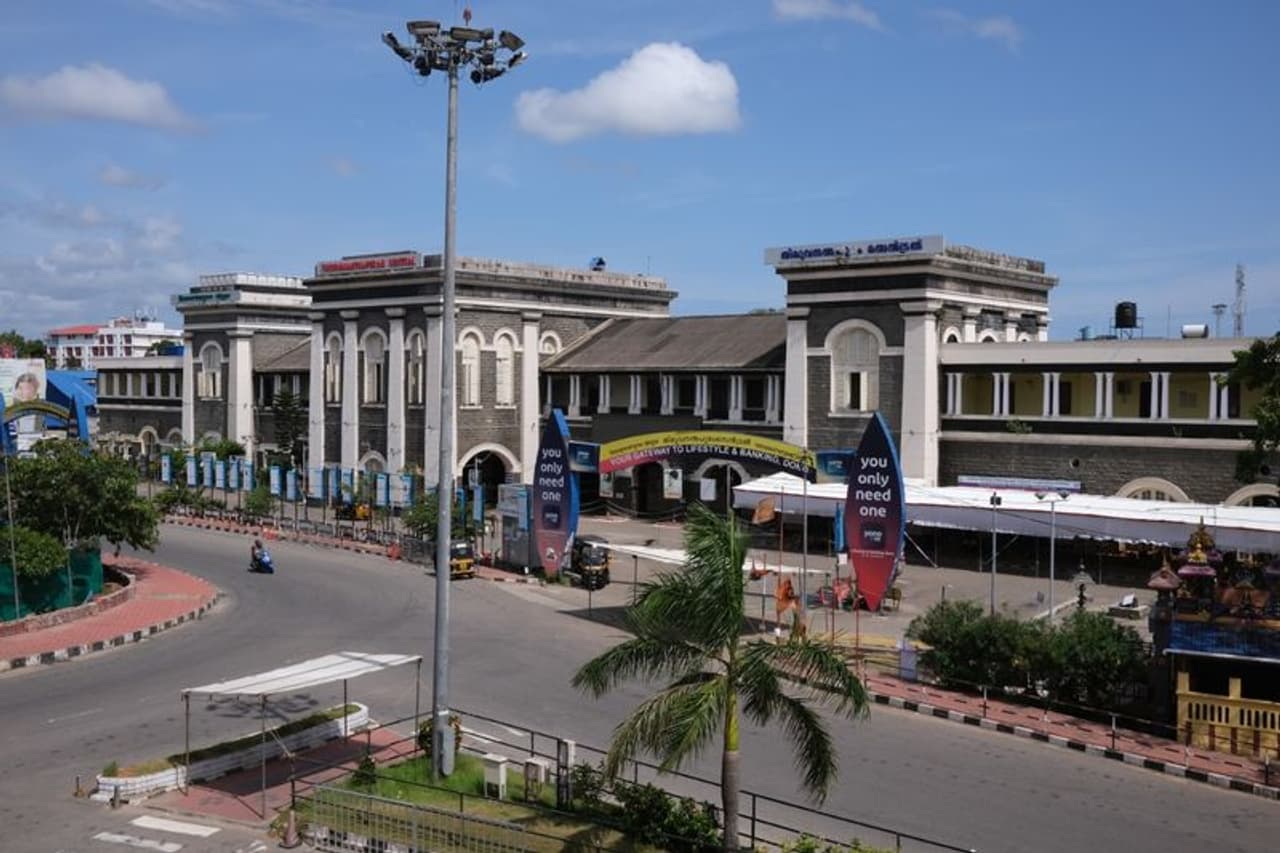 <p>കേരളത്തിൽ ഇന്നലെ ഉച്ചവരെയുള്ള കണക്കുകളില് 506 പേർക്ക് കൊവിഡ് സ്ഥിരീകരിച്ചതോടെ മൊത്തം ചികിത്സയിലുള്ളവരുടെ എണ്ണം 10,056 ആയി. 794 പേര് കൂടി സംസ്ഥാനത്ത് രോഗമുക്തി നേടിയതോടെ മൊത്തം രോഗമുക്തി 12,163 ആയി. </p> <p>കേരളത്തിൽ ഇന്നലെ ഉച്ചവരെയുള്ള കണക്കുകളില് 506 പേർക്ക് കൊവിഡ് സ്ഥിരീകരിച്ചതോടെ മൊത്തം ചികിത്സയിലുള്ളവരുടെ എണ്ണം 10,056 ആയി. 794 പേര് കൂടി സംസ്ഥാനത്ത് രോഗമുക്തി നേടിയതോടെ മൊത്തം രോഗമുക്തി 12,163 ആയി. </p>