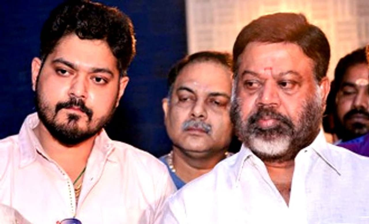 <p>இயக்குனர் வசுவின் மகன் சக்தி இவர் சிறுவயதிலே நடிக ஆரம்பித்து விட்டார் சின்ன தம்பி பல படங்களில் வேலை செய்து இருக்கிறார் தொட்டால் பூ மலரும் மூலமாக அறிமுகம் ஆனார் இவருக்கும் பெருசா வாய்ப்பு இல்லாததால் பின்தங்கிவிட்டார் </p> <p>இயக்குனர் வசுவின் மகன் சக்தி இவர் சிறுவயதிலே நடிக ஆரம்பித்து விட்டார் சின்ன தம்பி பல படங்களில் வேலை செய்து இருக்கிறார் தொட்டால் பூ மலரும் மூலமாக அறிமுகம் ஆனார் இவருக்கும் பெருசா வாய்ப்பு இல்லாததால் பின்தங்கிவிட்டார் </p>