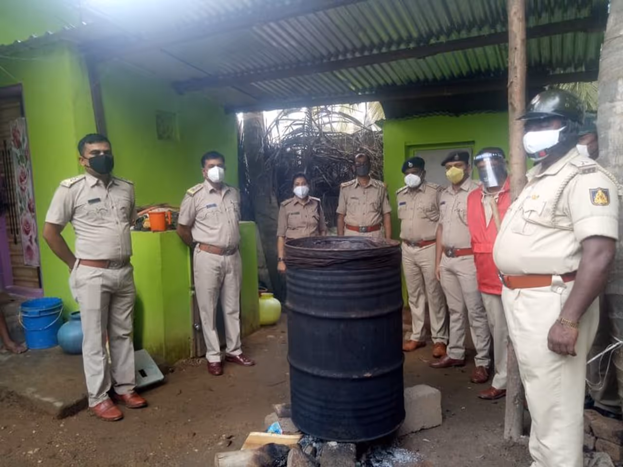 <p>ಬೆಳ್ಳಂಬೆಳಿಗ್ಗೆ ಕಾರ್ಯಾಚರಣೆಗಿಳಿದ ಅಬಕಾರಿ ಹಾಗೂ ಪೊಲೀಸರು</p>