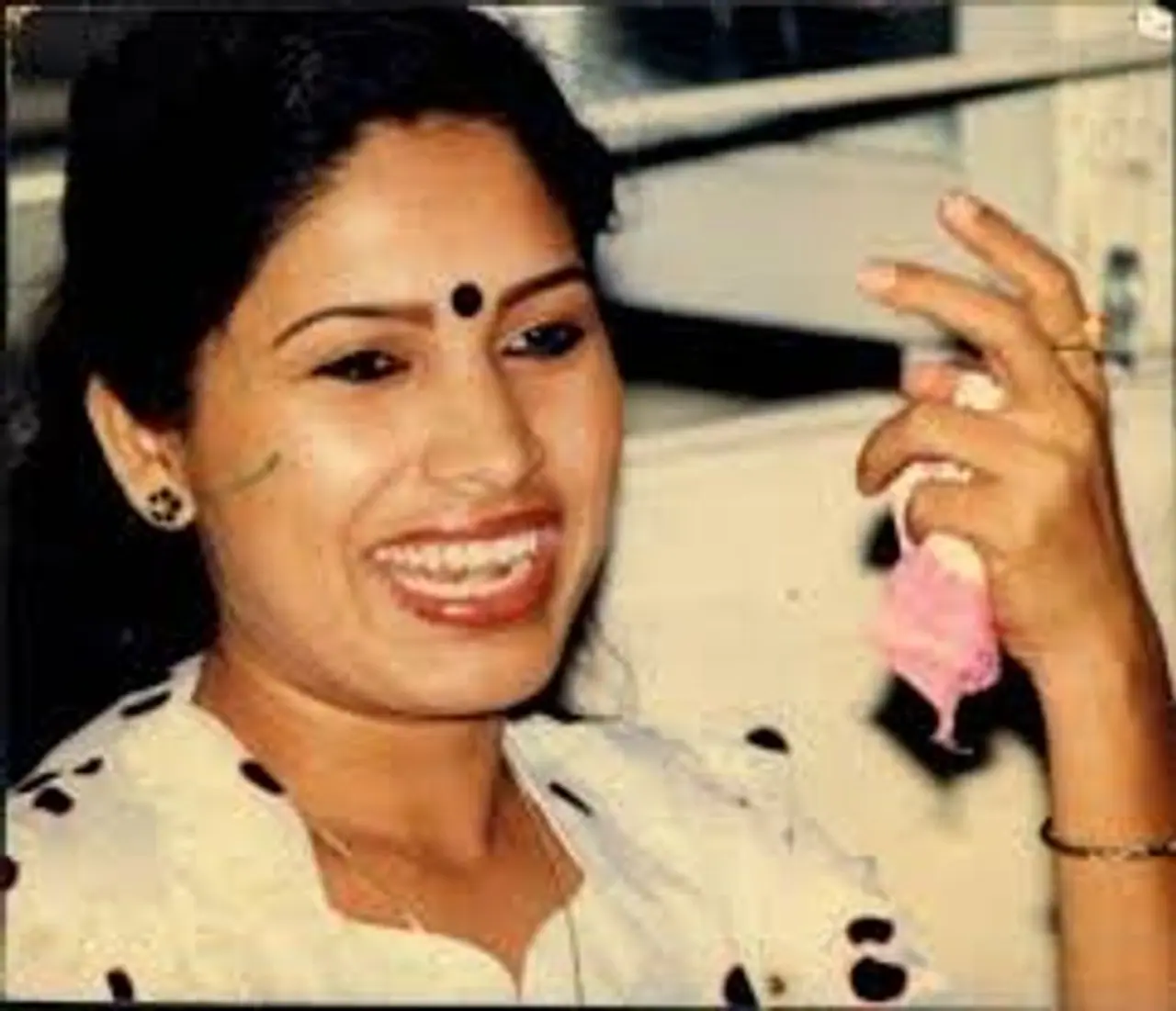 <p>நகைச்சுவை இளவரசி என, கோலிவுட் திரையுலகினரால் செல்லமாக அழைக்கப்படும், நடிகை கோவை சரளாவின் உண்மையான பெயர் சரளா குமாரி. இவர் பிறந்த ஊர் கோவை என்பதால் கோவை சரளா என அனைவராலும் பின்னாளில் அழைக்கப்பட்டார். அதுவே அவருடைய பெயராகவும் மாறியது.</p> <p>நகைச்சுவை இளவரசி என, கோலிவுட் திரையுலகினரால் செல்லமாக அழைக்கப்படும், நடிகை கோவை சரளாவின் உண்மையான பெயர் சரளா குமாரி. இவர் பிறந்த ஊர் கோவை என்பதால் கோவை சரளா என அனைவராலும் பின்னாளில் அழைக்கப்பட்டார். அதுவே அவருடைய பெயராகவும் மாறியது.</p>