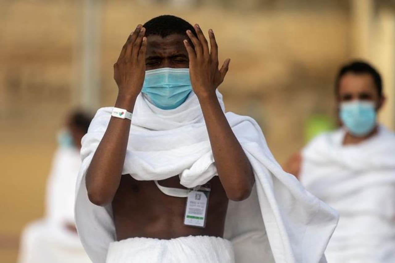 <p>മാസ്ക് ധരിച്ചും സാമൂഹിക അകലം പാലിച്ചും കാരുണ്യത്തിന്റെ പർവ്വതം നോക്കി പ്രര്ത്ഥിക്കുന്ന വിശ്വാസി. കൊവിഡ് 19 വൈറസ് ബാധയേ തുടര്ന്ന് മക്കയില് ഇത്തവണ നിയന്ത്രണങ്ങളോടെയാണ് ബലി പെരുന്നാള് പ്രര്ത്ഥനകള് നടക്കുന്നത്. </p> <p>മാസ്ക് ധരിച്ചും സാമൂഹിക അകലം പാലിച്ചും കാരുണ്യത്തിന്റെ പർവ്വതം നോക്കി പ്രര്ത്ഥിക്കുന്ന വിശ്വാസി. കൊവിഡ് 19 വൈറസ് ബാധയേ തുടര്ന്ന് മക്കയില് ഇത്തവണ നിയന്ത്രണങ്ങളോടെയാണ് ബലി പെരുന്നാള് പ്രര്ത്ഥനകള് നടക്കുന്നത്. </p>