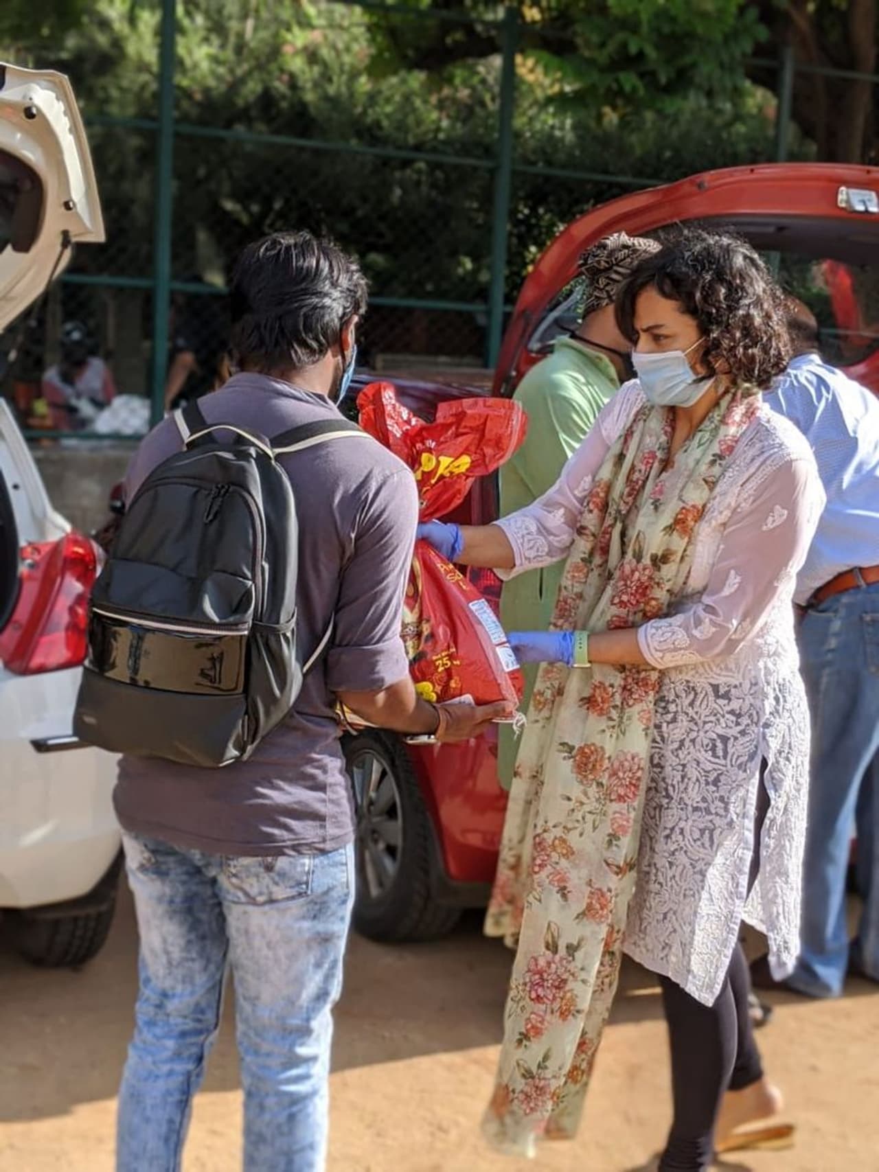 <p>ಬೆಂಗಳೂರಿನಲ್ಲಿ ಕೊರೋನಾ ಪ್ರಕರಣಗಳು ದಿನದಿಂದ ದಿನಕ್ಕೆ ಹೆಚ್ಚುತ್ತಿದ್ದು, ಈ ಸಂದರ್ಭ ಮೂಗುತಿ ಸುಂದರಿ ಶ್ರದ್ಧಾ ಶ್ರೀನಾಥ್ ಸಿನಿಮಾ ಕಾರ್ಮಿಕರ ಸಹಾಯಕ್ಕೆ ನಿಂತಿದ್ದಾರೆ.</p> <p>ಬೆಂಗಳೂರಿನಲ್ಲಿ ಕೊರೋನಾ ಪ್ರಕರಣಗಳು ದಿನದಿಂದ ದಿನಕ್ಕೆ ಹೆಚ್ಚುತ್ತಿದ್ದು, ಈ ಸಂದರ್ಭ ಮೂಗುತಿ ಸುಂದರಿ ಶ್ರದ್ಧಾ ಶ್ರೀನಾಥ್ ಸಿನಿಮಾ ಕಾರ್ಮಿಕರ ಸಹಾಯಕ್ಕೆ ನಿಂತಿದ್ದಾರೆ.</p>