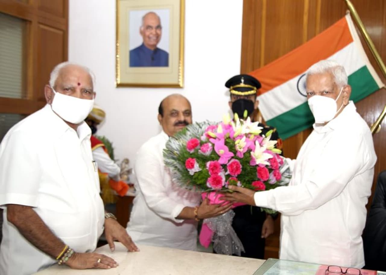 <p>ಮುಖ್ಯಮಂತ್ರಿ ಬಿ.ಎಸ್.ಯಡಿಯೂರಪ್ಪ ಅವರು ರಾಜ್ಯಪಾಲ ವಜುಭಾಯಿ ವಾಲಾ ಅವರನ್ನು ಶುಕ್ರವಾರ ಭೇಟಿ ಊಹಾಪೋಹಗಳಿಗೆ ಬಸವರಾಜ್ ಬೊಮ್ಮಾಯಿ ತೆರೆ ಎಳೆದಿದ್ದಾರೆ.</p> <p>ಮುಖ್ಯಮಂತ್ರಿ ಬಿ.ಎಸ್.ಯಡಿಯೂರಪ್ಪ ಅವರು ರಾಜ್ಯಪಾಲ ವಜುಭಾಯಿ ವಾಲಾ ಅವರನ್ನು ಶುಕ್ರವಾರ ಭೇಟಿ ಊಹಾಪೋಹಗಳಿಗೆ ಬಸವರಾಜ್ ಬೊಮ್ಮಾಯಿ ತೆರೆ ಎಳೆದಿದ್ದಾರೆ.</p>