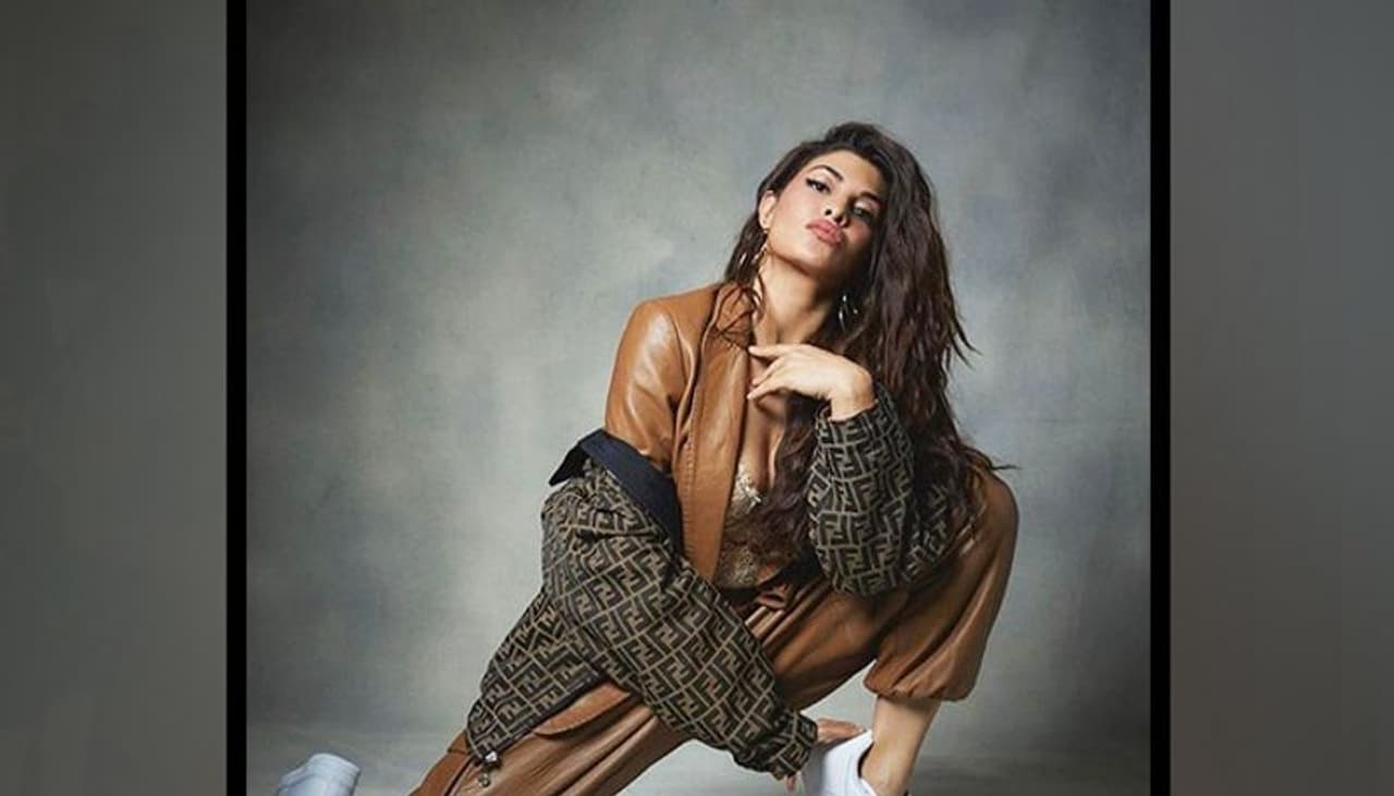 <p>Bollywood's Miss Sunshine, Jacqueline Fernandez has always been loved by all not just for delivering phenomenal performances on screen but also, for her positive aura and also the various mantras she shares about life, fitness and so much more. You surely would love to know how did the actress gain such a massive fandom and this didn't happen overnight.<br /> </p> <p>Bollywood's Miss Sunshine, Jacqueline Fernandez has always been loved by all not just for delivering phenomenal performances on screen but also, for her positive aura and also the various mantras she shares about life, fitness and so much more. You surely would love to know how did the actress gain such a massive fandom and this didn't happen overnight.<br /> </p>