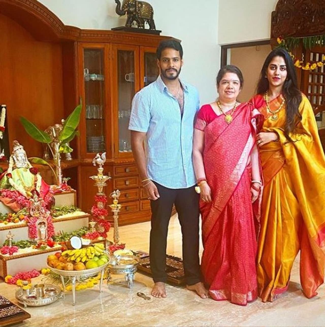 <p>ಎಲ್ಲೆಡೆ ಅದ್ಧೂರಿಯಾಗಿ ನಡೆಯುತ್ತಿದೆ ವರಮಹಾಲಕ್ಷ್ಮಿ ಪೂಜೆ.</p>