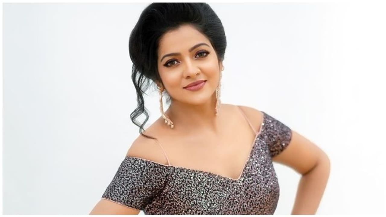 <p>பல தொலைக்காட்சி நிகழ்ச்சிகளை தொகுத்து வழங்கியதன் மூலம் மிகவும் பிரபலமானவர் வி.ஜே.சித்ரா.</p> <p>பல தொலைக்காட்சி நிகழ்ச்சிகளை தொகுத்து வழங்கியதன் மூலம் மிகவும் பிரபலமானவர் வி.ஜே.சித்ரா.</p>