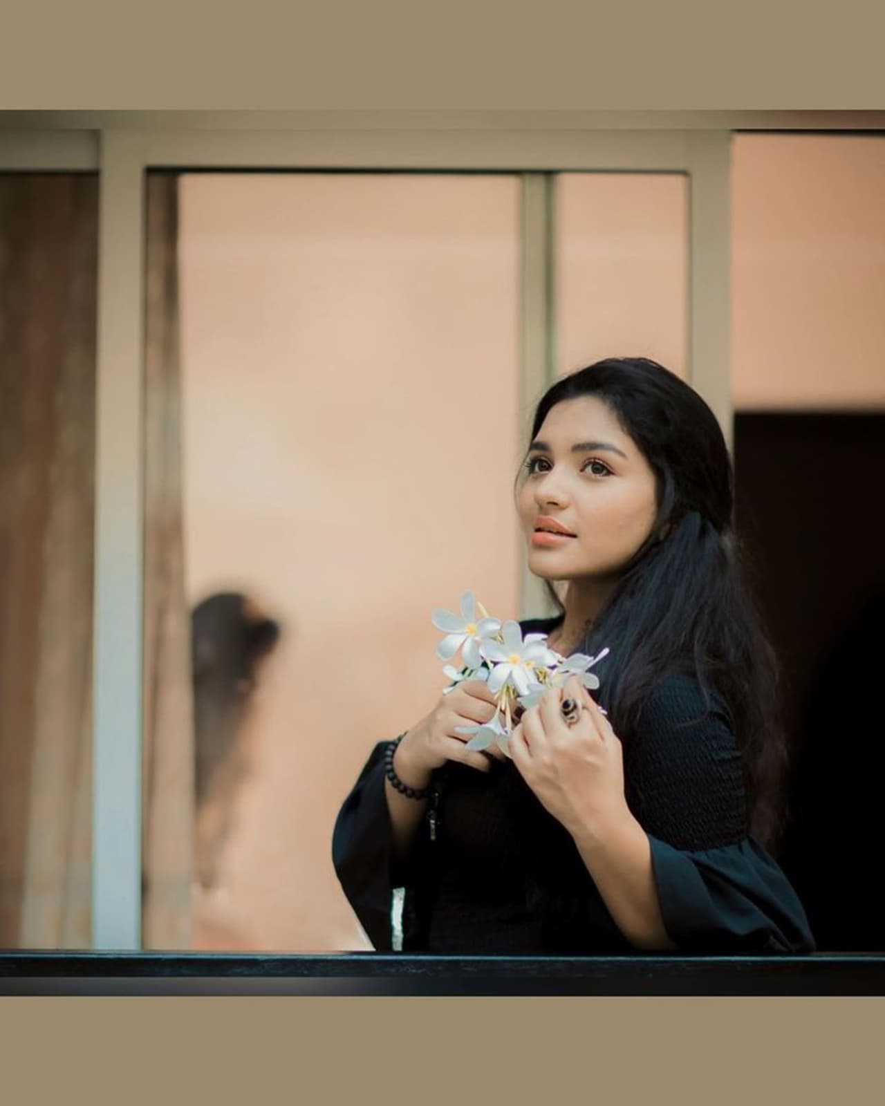 <p>கையில் பூ வைத்து கியூட் ஆஹ் போஸ் கொடுக்கும் ஷபானா </p> <p>கையில் பூ வைத்து கியூட் ஆஹ் போஸ் கொடுக்கும் ஷபானா </p>