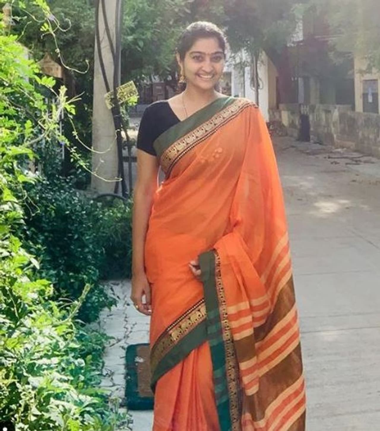 <p>நடு ரோட்டில் நின்றபாடு நச் போஸ் </p> <p>நடு ரோட்டில் நின்றபாடு நச் போஸ் </p>