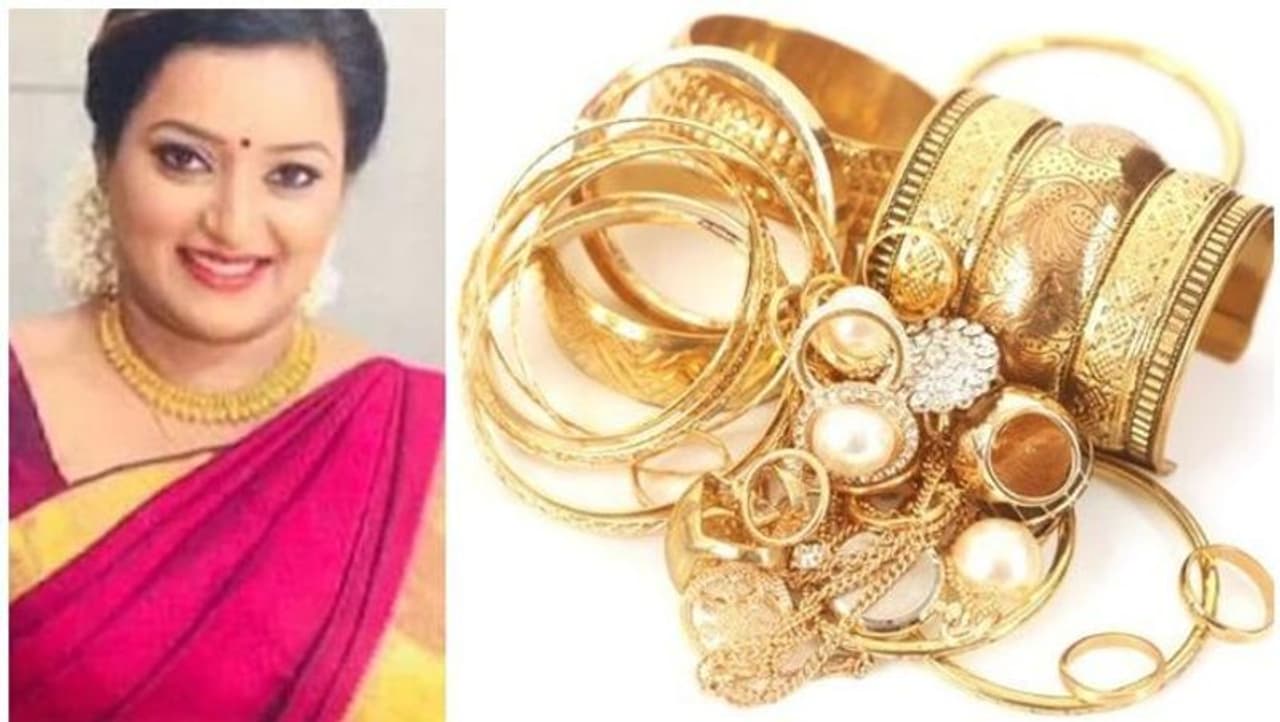 <p>కేరళలోని తిరువునంతపురానికి 30 కిలోల బంగారాన్ని అక్రమంగా రవాణా చేసిన కేసు తీవ్ర కలకలం రేపుతున్న సంగతి తెలిసిందే. కాగా.. ఈ కేసులో ఇప్పటికే ఎన్ఐఏ ఇద్దరు నిందితులను &nbsp;అరెస్టు చేసింది. కాగా... నిందితుల్లో కీలకంగా స్వప్న సురేష్ అనే మహిళ పేరు ఎక్కువగా వినపడుతోంది. ఈ క్రమంలో అసలు ఎవరీ స్వప్న సురేష్ అనే విషయం అందరినీ ఆకట్టుకుంటోంది.</p>