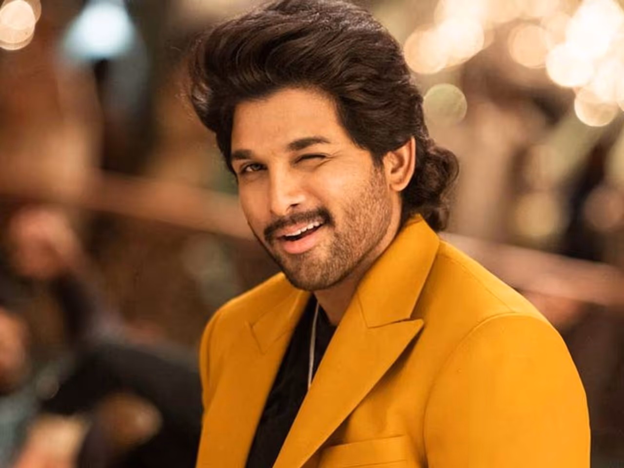 <p style="text align: justify;">దిల్ రాజుకు, అల్లు అర్జున్ కు ఉన్న అనుబంధం ఈనాటిది కాదు. వీరిద్దరి కాంబినేన్ లో ఆర్య, పరుగు, ఎవడు, డీజే వంటి సూపర్ హిట్స్ వచ్చాయి. అయితే ఈ మధ్యన వీరిద్దరి మధ్యన గ్యాప్ కూడా వచ్చిందని మీడియా లో వార్తలు వచ్చాయి. </p> <p style="text align: justify;">దిల్ రాజుకు, అల్లు అర్జున్ కు ఉన్న అనుబంధం ఈనాటిది కాదు. వీరిద్దరి కాంబినేన్ లో ఆర్య, పరుగు, ఎవడు, డీజే వంటి సూపర్ హిట్స్ వచ్చాయి. అయితే ఈ మధ్యన వీరిద్దరి మధ్యన గ్యాప్ కూడా వచ్చిందని మీడియా లో వార్తలు వచ్చాయి. </p>