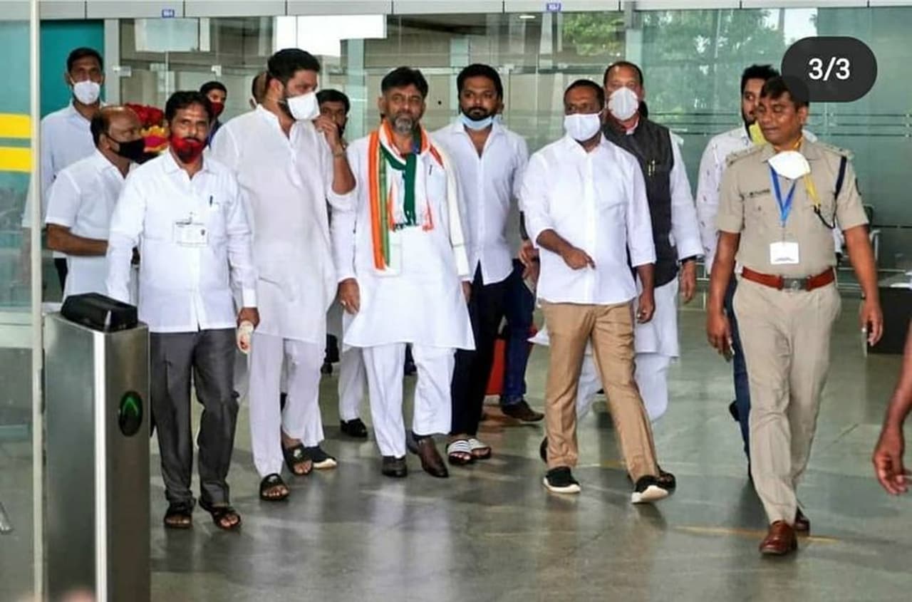 <p>ಕೆಪಿಸಿಸಿ ಅಧ್ಯಕ್ಷರಾದ ಬಳಿಕ ಮೊದಲ ಬಾರಿಗೆ ದಕ್ಷಿಣ ಕನ್ನಡ ಜಿಲ್ಲೆಗೆ ಡಿ.ಕೆ.ಶಿವಕುಮಾರ್ ಶುಕ್ರವಾರ ಭೇಟಿ ನೀಡಿದ್ದಾರೆ. ಹಿರಿಯ ಮುಖಂಡರನ್ನು ಭೇಟಿಯಾಗಿ ಆರೋಗ್ಯ ವಿಚಾರಿಸಿದ್ದಾರೆ.</p> <p>ಕೆಪಿಸಿಸಿ ಅಧ್ಯಕ್ಷರಾದ ಬಳಿಕ ಮೊದಲ ಬಾರಿಗೆ ದಕ್ಷಿಣ ಕನ್ನಡ ಜಿಲ್ಲೆಗೆ ಡಿ.ಕೆ.ಶಿವಕುಮಾರ್ ಶುಕ್ರವಾರ ಭೇಟಿ ನೀಡಿದ್ದಾರೆ. ಹಿರಿಯ ಮುಖಂಡರನ್ನು ಭೇಟಿಯಾಗಿ ಆರೋಗ್ಯ ವಿಚಾರಿಸಿದ್ದಾರೆ.</p>