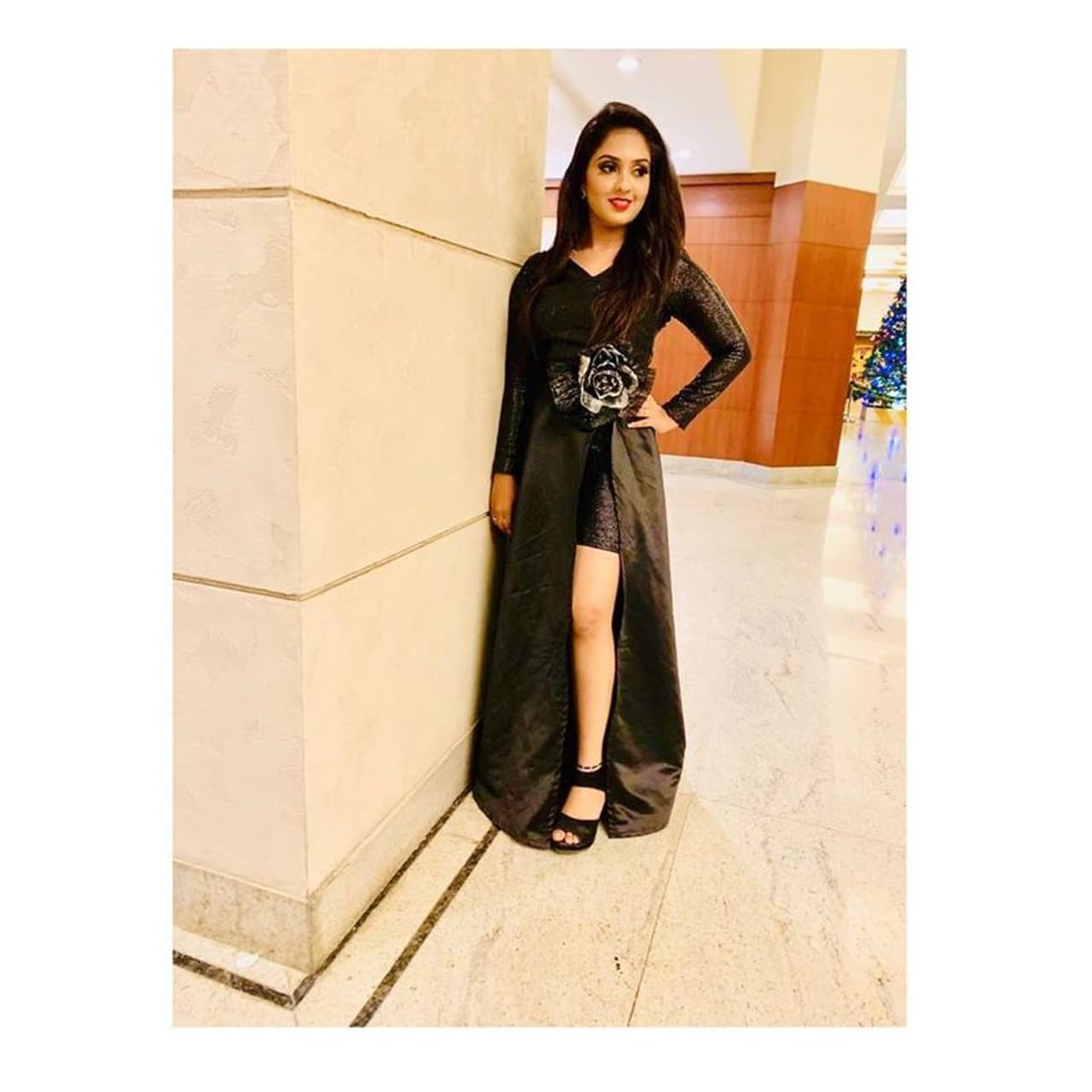 <p>தாராளமாக கால்களை காட்டி போஸ் கொடுக்கும் ஸ்பூர்த்தி </p> <p>தாராளமாக கால்களை காட்டி போஸ் கொடுக்கும் ஸ்பூர்த்தி </p>