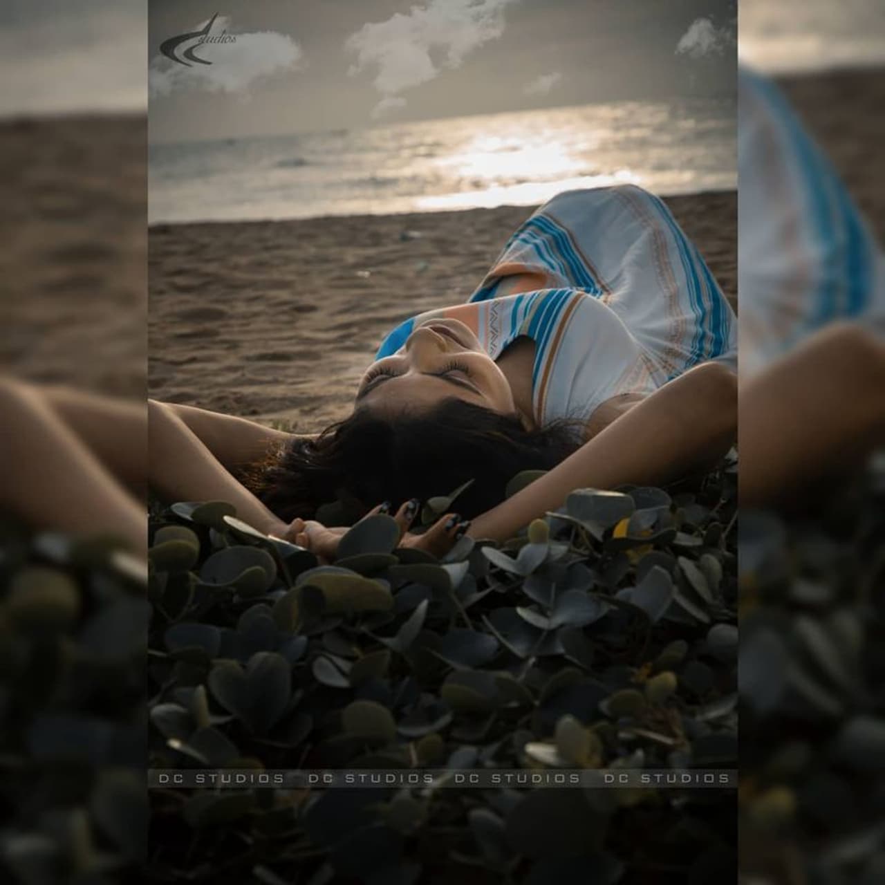 <p>ஜல்லிக்கட்டு போராட்டத்தின் போது விதவிதமாக கோஷம் போட்டு மீடியாக்களின் கவனத்தை ஈர்த்தவர் ஜூலி. அதன் மூலம் பிக்பாஸ் நிகழ்ச்சியின் முதல் சீசனில் போட்டியாளராக பங்கேற்றார். ஜூலி பிக்பாஸ் வீட்டிற்குள் நுழைந்த போது அதை ரசிகர்கள் பெருமையாக பார்த்தார்கள். ஆனால் இடையில் காயத்ரியுடன் சேர்ந்து கொண்டு ஜூலி செய்த சில காரியங்கள் பார்வையாளர்களை முகம் சுளிக்க வைத்தது. எனினும் அதையெல்லாம் சற்றும் கண்டுகொள்ளாத, ஜூலி இது போல் தொடர்ந்து புகைப்படங்களை வெளியிட்டு வருவதில் ஆர்வம் கட்டி வருகிறார்.</p> <p>ஜல்லிக்கட்டு போராட்டத்தின் போது விதவிதமாக கோஷம் போட்டு மீடியாக்களின் கவனத்தை ஈர்த்தவர் ஜூலி. அதன் மூலம் பிக்பாஸ் நிகழ்ச்சியின் முதல் சீசனில் போட்டியாளராக பங்கேற்றார். ஜூலி பிக்பாஸ் வீட்டிற்குள் நுழைந்த போது அதை ரசிகர்கள் பெருமையாக பார்த்தார்கள். ஆனால் இடையில் காயத்ரியுடன் சேர்ந்து கொண்டு ஜூலி செய்த சில காரியங்கள் பார்வையாளர்களை முகம் சுளிக்க வைத்தது. எனினும் அதையெல்லாம் சற்றும் கண்டுகொள்ளாத, ஜூலி இது போல் தொடர்ந்து புகைப்படங்களை வெளியிட்டு வருவதில் ஆர்வம் கட்டி வருகிறார்.</p>