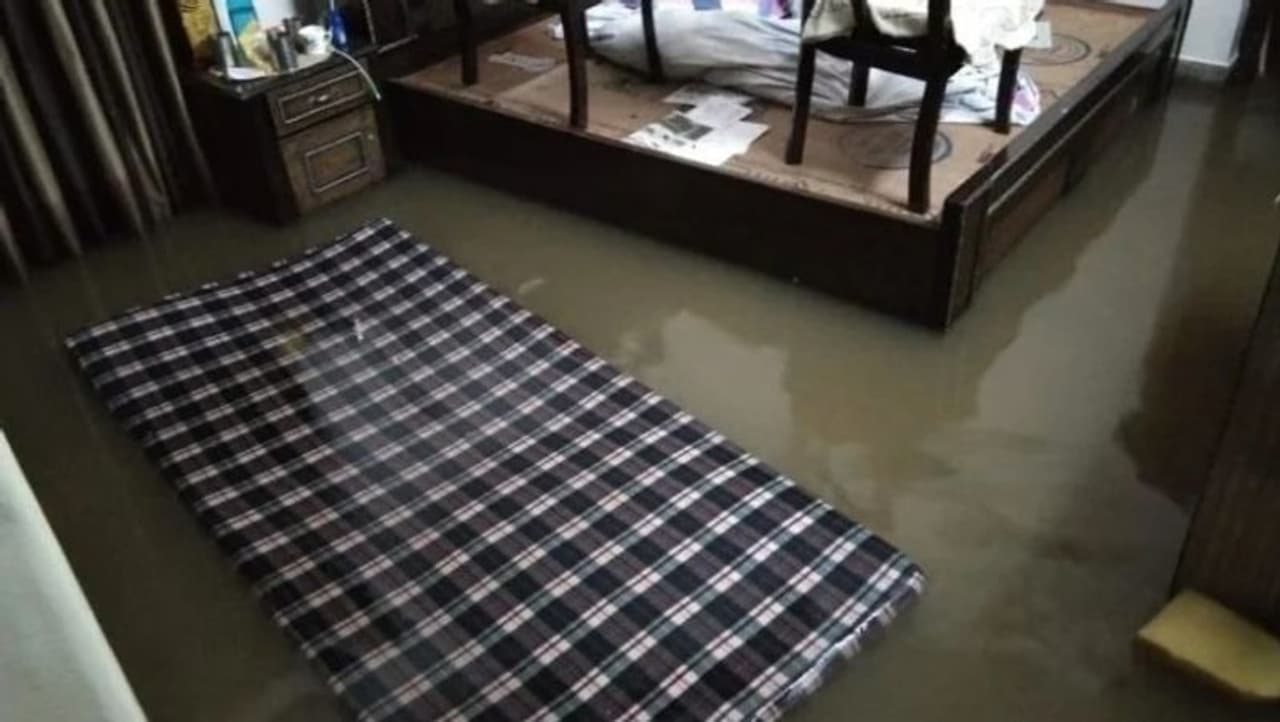 <p>ಹರಿದ್ವಾರದ ತಗ್ಗು ಪಪ್ರದೇಶಗಳಲ್ಲಿ ಎರಡೂವರೆ ಅಡಿ ನೀತರು ತುಂಬಿದೆ. ಜನರು ಮನೆಯಿಂದ ಹೊರ ಬರಲೂ ಸಾಧ್ಯವಾಗುತ್ತಿಲ್ಲ. ಅಲ್ಲದೇ ಅನೇಕ ವಸ್ತುಗಳೂನೀರಿನೊಂದಿಗೆ ಕೊಚ್ಚಿ ಹೋಗಿವೆ. ಇನ್ನು ಮಳೆಯ ರಭಸ ಎಷ್ಟಿತ್ತೆಂದರೆ ನಾವು ಬದುಕುಳಿಯುವುದಿಲ್ಲವೆಂದು ಭಾವಿಸಿದ್ದೆವು ಎಂಬುವುದು ಇಲ್ಲಿನ ಸ್ಥಳಿಯರೊಬ್ಬರ ಮಾತಾಗಿದೆ.</p> <p>ಹರಿದ್ವಾರದ ತಗ್ಗು ಪಪ್ರದೇಶಗಳಲ್ಲಿ ಎರಡೂವರೆ ಅಡಿ ನೀತರು ತುಂಬಿದೆ. ಜನರು ಮನೆಯಿಂದ ಹೊರ ಬರಲೂ ಸಾಧ್ಯವಾಗುತ್ತಿಲ್ಲ. ಅಲ್ಲದೇ ಅನೇಕ ವಸ್ತುಗಳೂನೀರಿನೊಂದಿಗೆ ಕೊಚ್ಚಿ ಹೋಗಿವೆ. ಇನ್ನು ಮಳೆಯ ರಭಸ ಎಷ್ಟಿತ್ತೆಂದರೆ ನಾವು ಬದುಕುಳಿಯುವುದಿಲ್ಲವೆಂದು ಭಾವಿಸಿದ್ದೆವು ಎಂಬುವುದು ಇಲ್ಲಿನ ಸ್ಥಳಿಯರೊಬ್ಬರ ಮಾತಾಗಿದೆ.</p>