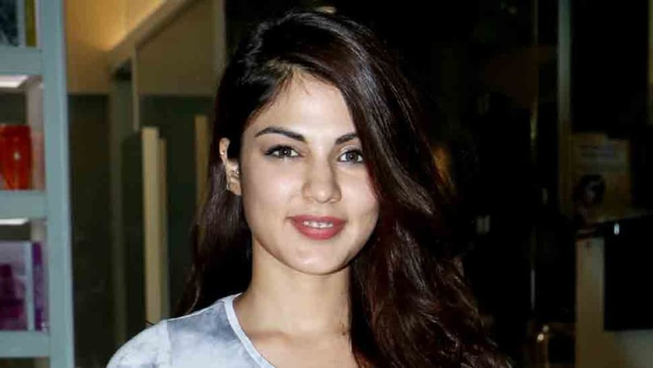 <p style="text align: justify;">బాలీవుడ్ యువ నటుడు సుశాంత్ సింగ్ రాజ్పుత్ మరణానికి సంబంధించిన ప్రకంపనలు కొనసాగుతూనే ఉన్నాయి. ముందుగా సుశాంత్ మరణానికి బాలీవుడ్ మాఫియా కారణం అని భావించినా తరువాత గర్ల్ఫ్రెండ్ రియా చక్రవర్తి కారణంగానే సుశాంత్ ఆత్మహత్య చేసుకున్నాడన్న వాదన వినిపిస్తోంది.</p> <p style="text align: justify;">బాలీవుడ్ యువ నటుడు సుశాంత్ సింగ్ రాజ్పుత్ మరణానికి సంబంధించిన ప్రకంపనలు కొనసాగుతూనే ఉన్నాయి. ముందుగా సుశాంత్ మరణానికి బాలీవుడ్ మాఫియా కారణం అని భావించినా తరువాత గర్ల్ఫ్రెండ్ రియా చక్రవర్తి కారణంగానే సుశాంత్ ఆత్మహత్య చేసుకున్నాడన్న వాదన వినిపిస్తోంది.</p>