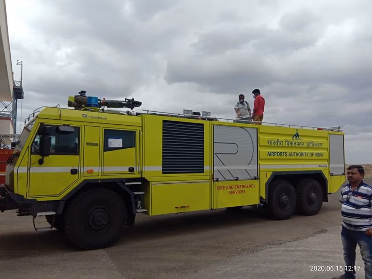 <p>6 ಕೋಟಿ ರು ವೆಚ್ಚದಲ್ಲಿ ಆಸ್ಟ್ರಿಯಾ ದೇಶದಿಂದ ರೊಸೆನ್ ಬೌರ್ ಎಂಬ ವೊಲ್ವೋ ಕಂಪೆನಿಯ ಅಗ್ನಿಶಾಮಕ ವಾಹನ ಖರೀದಿಸಿ ತಂದ ಭಾರತೀಯ ವಿಮಾನ ನಿಲ್ದಾಣ ಪ್ರಾಧಿಕಾರ</p> <p>6 ಕೋಟಿ ರು ವೆಚ್ಚದಲ್ಲಿ ಆಸ್ಟ್ರಿಯಾ ದೇಶದಿಂದ ರೊಸೆನ್ ಬೌರ್ ಎಂಬ ವೊಲ್ವೋ ಕಂಪೆನಿಯ ಅಗ್ನಿಶಾಮಕ ವಾಹನ ಖರೀದಿಸಿ ತಂದ ಭಾರತೀಯ ವಿಮಾನ ನಿಲ್ದಾಣ ಪ್ರಾಧಿಕಾರ</p>