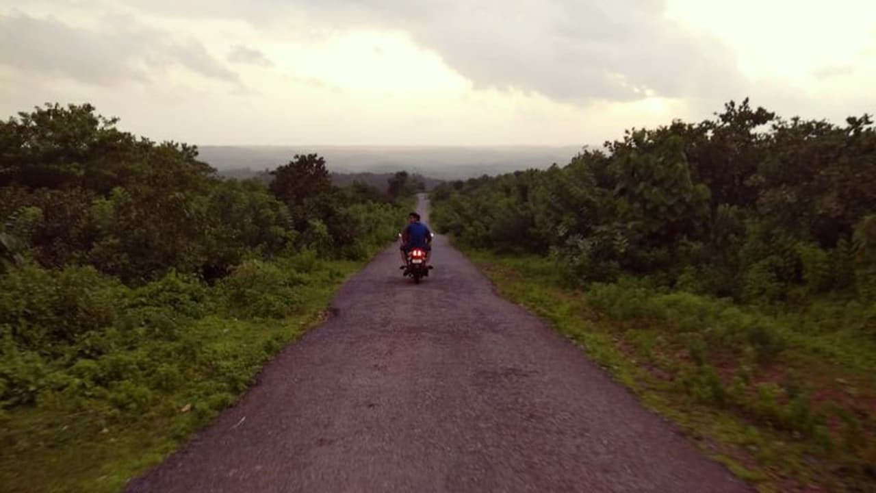 <p>ಕೇರಳ ಕರ್ನಾಟಕ ಗಡಿ ಭಾಗದಲ್ಲಿರುವ ಮುಳ್ಳೇರಿಯಾದ ಬೆಳ್ಳೂರಿನ ಸಮೀಪವಿರುವ ಈ ಜಲಪಾತವೇ ಕಲ್ಲೇರಿ ಜಲಪಾತ. ಮುಳ್ಳೇರಿಯದಿಂದ 5 ಕಿಲೋಮೀಟರ್ ದೂರದಲ್ಲಿರುವ ನಾಟೇಕಲ್‌ನಿಂದ, ಬಸ್ತಿ ಮಿಂಚಿಪದವ್ ರಸ್ತೆಯಲ್ಲಿ ಮೂರು ಕಿಲೋಮೀಟರ್ ಸಾಗಿದಾಗ ಕಲ್ಲೇರಿಮೂಲೆ&nbsp;ಮೂಲಕ ತಲುಪಬಹುದಾಗಿದೆ.</p>