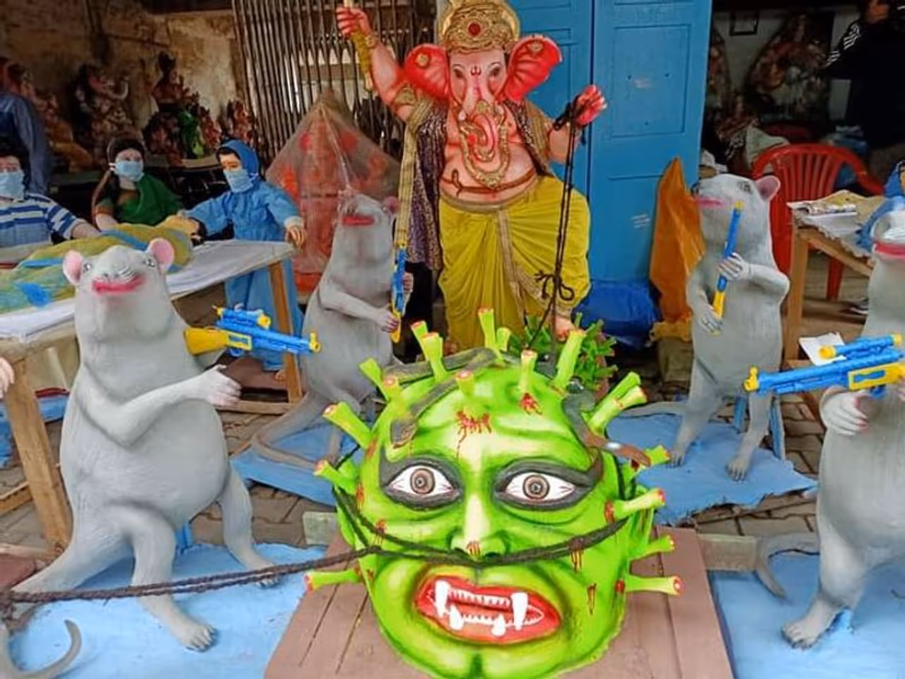 <p>ಯಾವುದೇ ವಿದ್ಯಾಮಾನವಿದ್ದರೂ ಚತುರ್ಥಿ ಸಂದರ್ಭ ಗಣೇಶ ಬರುತ್ತಾನೆ. ಬಾಹುಬಲಿ ಗಣೇಶ, ಡಿಜಿಟಲ್ ಗಣೇಶ, ಫೈಟರ್ ಗಣೇಶ್ ಹೀಗೆ ಸಾಕಷ್ಟು ಕಾನ್ಸೆಪ್ಟ್ ಇಟ್ಟು ಗಣೇಶನನ್ನು ನಿರ್ಮಿಸುತ್ತಾರೆ. ಸದ್ಯ ಕೊರೋನಾ ವಿದ್ಯಾಮಾನಕ್ಕೆ ಸಂಬಂಧಿಸಿ ಗಣೇಶ ಸಿದ್ದನಾಗಿದ್ದಾನೆ.</p> <p>ಯಾವುದೇ ವಿದ್ಯಾಮಾನವಿದ್ದರೂ ಚತುರ್ಥಿ ಸಂದರ್ಭ ಗಣೇಶ ಬರುತ್ತಾನೆ. ಬಾಹುಬಲಿ ಗಣೇಶ, ಡಿಜಿಟಲ್ ಗಣೇಶ, ಫೈಟರ್ ಗಣೇಶ್ ಹೀಗೆ ಸಾಕಷ್ಟು ಕಾನ್ಸೆಪ್ಟ್ ಇಟ್ಟು ಗಣೇಶನನ್ನು ನಿರ್ಮಿಸುತ್ತಾರೆ. ಸದ್ಯ ಕೊರೋನಾ ವಿದ್ಯಾಮಾನಕ್ಕೆ ಸಂಬಂಧಿಸಿ ಗಣೇಶ ಸಿದ್ದನಾಗಿದ್ದಾನೆ.</p>