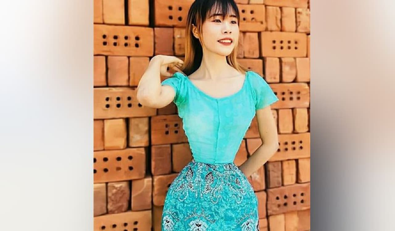 <p>ಆಗ್ನೇಯ ಏಷ್ಯಾದ ಮ್ಯಾನ್ಮಾರ್‌ನಲ್ಲಿ ವಾಸಿಸುವ ಸು ನಾಯಿಂಗ್ (23) ಈ ದಿನಗಳಲ್ಲಿ ಸಾಕಷ್ಟು ಚರ್ಚೆಯಾಗುತ್ತಿದ್ದಾರೆ. ಈಕೆಯ ಸೊಂಟ ಈ ದಿನಗಳಲ್ಲಿ ಗಮನ ಸೆಳೆಯುತ್ತಿದ್ದು ಆನ್‌ಲೈನ್ ಸೆನ್ಸೆಷನ್‌ ಆಗಿದ್ದಾಳೆ.</p>