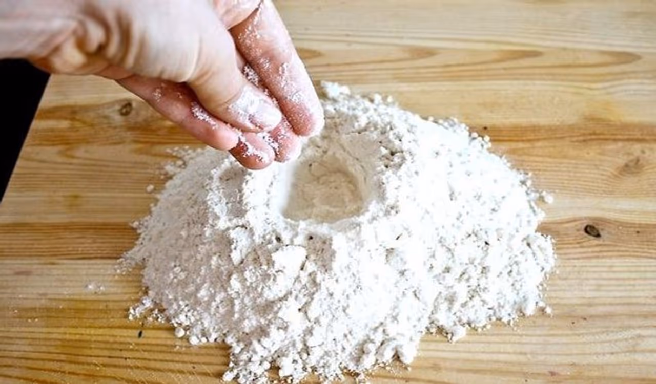 <p>ಮನೆಯಲ್ಲಿ ಗೋಧಿ ಹಿಟ್ಟಿನಿಂದ ನೂಡಲ್ಸ್ ತಯಾರಿಸಲು, ಮೊದಲು ಒಂದು ಬಟ್ಟಲಿನಲ್ಲಿ ಹಿಟ್ಟು ತೆಗೆದುಕೊಳ್ಳಿ.&nbsp;</p>