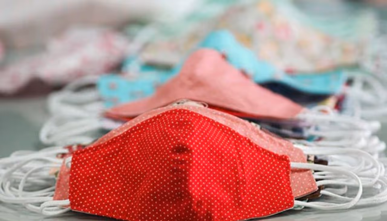 <p><strong>ಬಟ್ಟೆಯ ಫೇಸ್ ಮಾಸ್ಕ್ ಗಳು ಕೋವಿಡ್ 19ನಿಂದ ನಿಮ್ಮನ್ನು ರಕ್ಷಿಸುವುದಿಲ್ಲ</strong><br />ಬಟ್ಟೆ ಫೇಸ್ ಮಾಸ್ಕ್ ಧರಿಸುವುದರಿಂದ ಮಾರಕ ಕಾಯಿಲೆಗೆ ತುತ್ತಾಗುವ ಅಪಾಯವನ್ನು ನಿವಾರಿಸಲು ಸಹಾಯ ಮಾಡುವುದಿಲ್ಲ ಎಂದು ನೀವು ಭಾವಿಸಿದರೆ, ಮತ್ತೊಮ್ಮೆ ಯೋಚಿಸಿ. ವೈರಸ್ ಅನ್ನು ಎದುರಿಸಲು ಹೆಚ್ಚಿನ ದಾರದ ಎಣಿಕೆಗಳಿರುವ ಬಟ್ಟೆಯ ಫೇಸ್ ಮಾಸ್ಕ್ ಗಳನ್ನು ಧರಿಸಲು ಸಿಡಿಸಿ ಸೂಚಿಸುತ್ತದೆ. </p> <p><strong>ಬಟ್ಟೆಯ ಫೇಸ್ ಮಾಸ್ಕ್ ಗಳು ಕೋವಿಡ್ 19ನಿಂದ ನಿಮ್ಮನ್ನು ರಕ್ಷಿಸುವುದಿಲ್ಲ</strong><br />ಬಟ್ಟೆ ಫೇಸ್ ಮಾಸ್ಕ್ ಧರಿಸುವುದರಿಂದ ಮಾರಕ ಕಾಯಿಲೆಗೆ ತುತ್ತಾಗುವ ಅಪಾಯವನ್ನು ನಿವಾರಿಸಲು ಸಹಾಯ ಮಾಡುವುದಿಲ್ಲ ಎಂದು ನೀವು ಭಾವಿಸಿದರೆ, ಮತ್ತೊಮ್ಮೆ ಯೋಚಿಸಿ. ವೈರಸ್ ಅನ್ನು ಎದುರಿಸಲು ಹೆಚ್ಚಿನ ದಾರದ ಎಣಿಕೆಗಳಿರುವ ಬಟ್ಟೆಯ ಫೇಸ್ ಮಾಸ್ಕ್ ಗಳನ್ನು ಧರಿಸಲು ಸಿಡಿಸಿ ಸೂಚಿಸುತ್ತದೆ. </p>