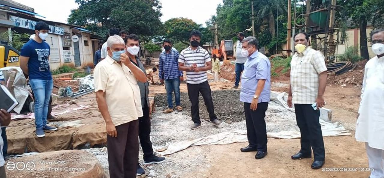 <p>ಕೈಗಾರಿಕಾ ವಸಹಾತುವಿನಲ್ಲಿ ರಸ್ತೆ ಸೇರಿದಂತೆ ಇತರೆ ಮೂಲಭೂತ ಸೌಕರ್ಯಗಳ ನಿರ್ಮಾಣಕ್ಕೆ ಮೊದಲ ಹಂತದಲ್ಲಿ 2.37 ಕಿಮೀಗೆ 20 ಕೋಟಿ ಹಾಗೂ ಎರಡನೇ ಹಂತದಲ್ಲಿ 2.07 ಕಿಮೀಗೆ 21 ಕೋಟಿ ಬಿಡುಗಡೆ: ಶೆಟ್ಟರ್</p> <p>ಕೈಗಾರಿಕಾ ವಸಹಾತುವಿನಲ್ಲಿ ರಸ್ತೆ ಸೇರಿದಂತೆ ಇತರೆ ಮೂಲಭೂತ ಸೌಕರ್ಯಗಳ ನಿರ್ಮಾಣಕ್ಕೆ ಮೊದಲ ಹಂತದಲ್ಲಿ 2.37 ಕಿಮೀಗೆ 20 ಕೋಟಿ ಹಾಗೂ ಎರಡನೇ ಹಂತದಲ್ಲಿ 2.07 ಕಿಮೀಗೆ 21 ಕೋಟಿ ಬಿಡುಗಡೆ: ಶೆಟ್ಟರ್</p>