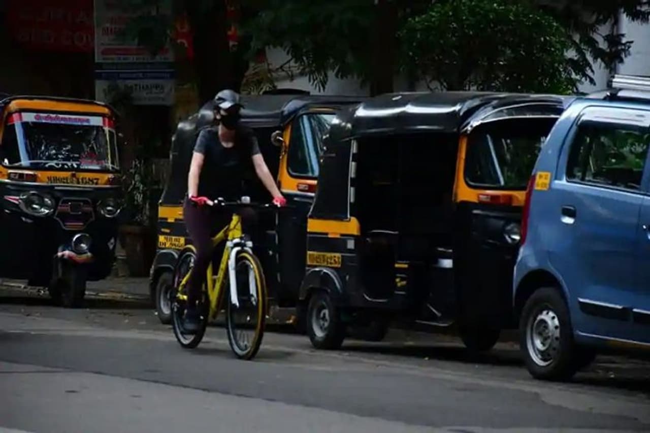 <p>ಬಾಲಿವುಡ್ ನಟಿ ಕತ್ರೀನಾ ಕೈಫ್ ಮುಂಬೈ ಸ್ಟ್ರೀಟ್ನಲ್ಲಿ ಸೈಕ್ಲಿಂಗ್ ಮಾಡಿದ್ದಾರೆ.</p> <p>ಬಾಲಿವುಡ್ ನಟಿ ಕತ್ರೀನಾ ಕೈಫ್ ಮುಂಬೈ ಸ್ಟ್ರೀಟ್ನಲ್ಲಿ ಸೈಕ್ಲಿಂಗ್ ಮಾಡಿದ್ದಾರೆ.</p>