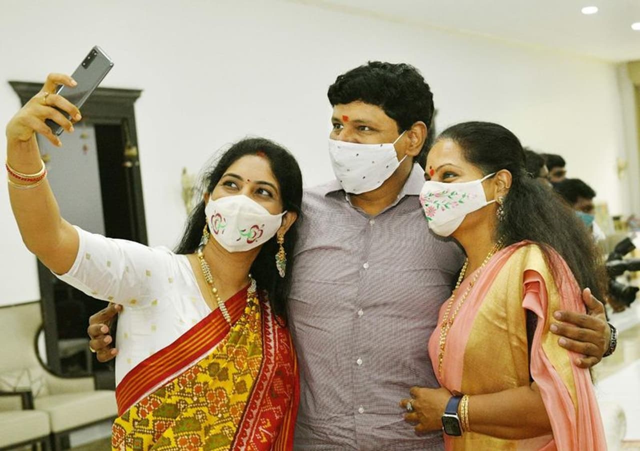 <p>ఎంపీ సంతోష్ తో సెల్ఫీ దిగుతున్న చెల్లెల్లు కవిత, సౌమ్యలు </p> <p>ఎంపీ సంతోష్ తో సెల్ఫీ దిగుతున్న చెల్లెల్లు కవిత, సౌమ్యలు </p>