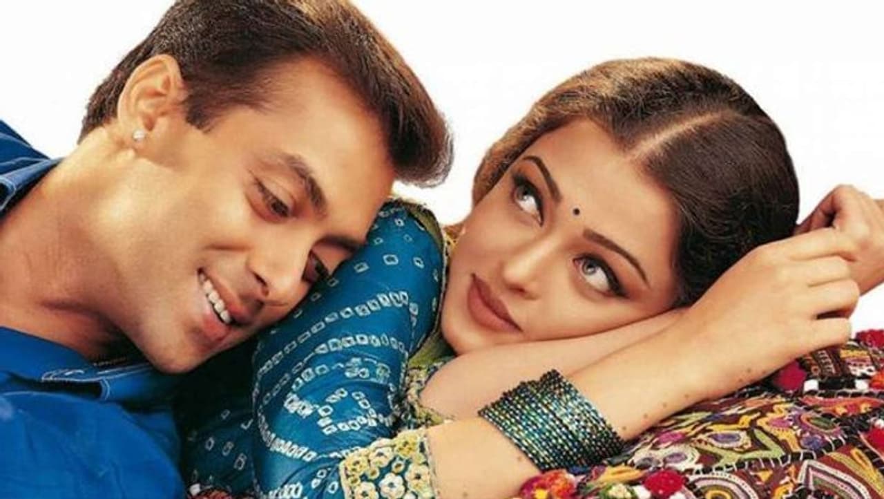 <p>ಐಶ್ವರ್ಯಾ ರೈ ಹಾಗೂ ಸಲ್ಮಾನ್ ಖಾನ್ ರಿಲೇಷನ್ಶಿಪ್ ಎಲ್ಲರಿಗೂ ತಿಳಿದಿರುವ ವಿಚಾರವೇ. ಸಂಜಯ್ ಲೀಲಾ ಭನ್ಸಾಲಿ ನಿರ್ದೇಶನದ 'ಹಮ್ ದಿಲ್ ದೇ ಚುಕೆ ಸನಮ್' ಚಿತ್ರದ ಶೂಟಿಂಗ್ ವೇಳೆ ಇವರಿಬ್ಬರ ಪ್ರೀತಿ ಚಿಗುರೊಡೆದಿತ್ತು.</p> <p>ಐಶ್ವರ್ಯಾ ರೈ ಹಾಗೂ ಸಲ್ಮಾನ್ ಖಾನ್ ರಿಲೇಷನ್ಶಿಪ್ ಎಲ್ಲರಿಗೂ ತಿಳಿದಿರುವ ವಿಚಾರವೇ. ಸಂಜಯ್ ಲೀಲಾ ಭನ್ಸಾಲಿ ನಿರ್ದೇಶನದ 'ಹಮ್ ದಿಲ್ ದೇ ಚುಕೆ ಸನಮ್' ಚಿತ್ರದ ಶೂಟಿಂಗ್ ವೇಳೆ ಇವರಿಬ್ಬರ ಪ್ರೀತಿ ಚಿಗುರೊಡೆದಿತ್ತು.</p>