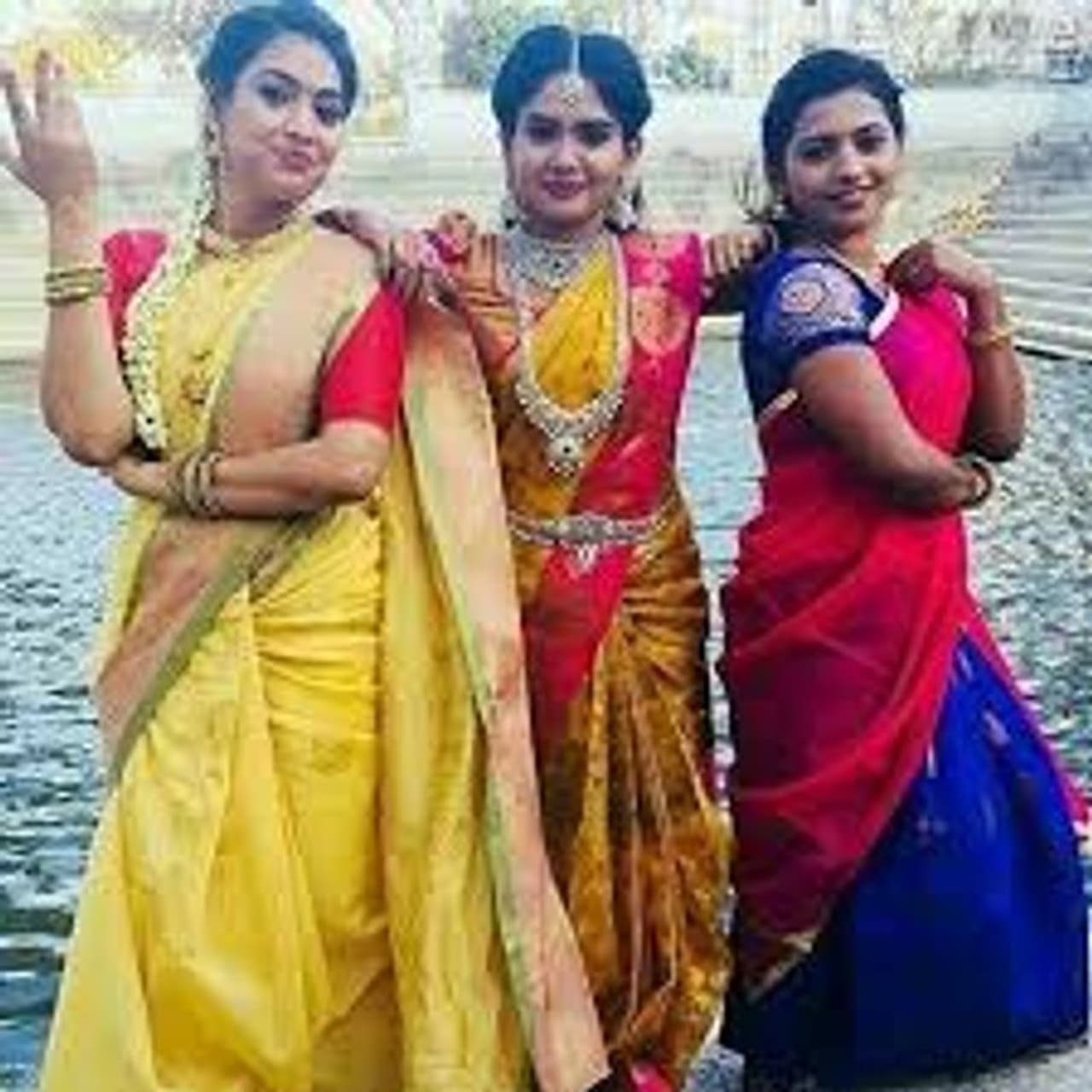 <p>விஜய் தொலைக்காட்சியில் பிரபலமான ஈரமான ரோஜாவே சீரியலில் ஷீலா. ஈரமான ரோஜாவே சீரியலில் பவித்ரா மற்றும் காயத்ரியின் 3வது தங்கையான தேனு என்ற கதாபாத்திரத்தில் நடித்து வருகிறார். </p> <p>விஜய் தொலைக்காட்சியில் பிரபலமான ஈரமான ரோஜாவே சீரியலில் ஷீலா. ஈரமான ரோஜாவே சீரியலில் பவித்ரா மற்றும் காயத்ரியின் 3வது தங்கையான தேனு என்ற கதாபாத்திரத்தில் நடித்து வருகிறார். </p>