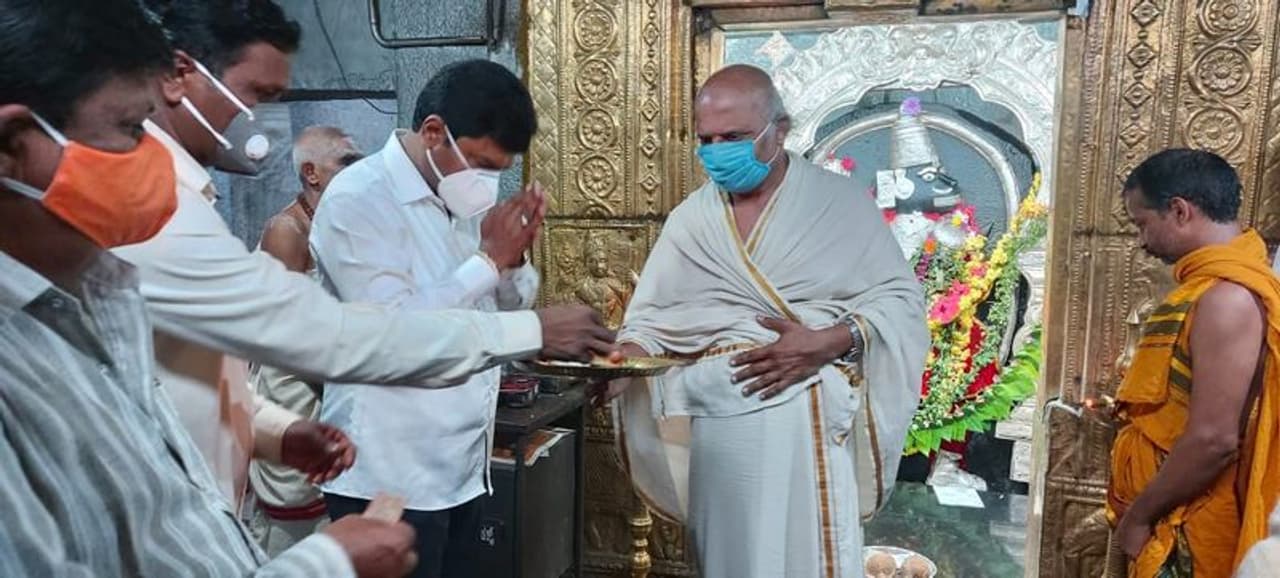 <p>ಮುಖ್ಯಮಂತ್ರಿ ಬಿ. ಎಸ್. ಯಡಿಯೂರಪ್ಪ ಶೀಘ್ರವಾಗಿ ಗುಣಮುಖರಾಗಲಿ ಎಂದು ಶಿಕಾರಿಪುರದಲ್ಲಿ ಬಿಎಸ್ವೈ ಅವರ ಪುತ್ರ ಬಿ. ವೈ. ರಾಘವೇಂದ್ರ ಅವರಿಂದ ವಿಶೇಷ ಪೂಜೆ</p> <p>ಮುಖ್ಯಮಂತ್ರಿ ಬಿ. ಎಸ್. ಯಡಿಯೂರಪ್ಪ ಶೀಘ್ರವಾಗಿ ಗುಣಮುಖರಾಗಲಿ ಎಂದು ಶಿಕಾರಿಪುರದಲ್ಲಿ ಬಿಎಸ್ವೈ ಅವರ ಪುತ್ರ ಬಿ. ವೈ. ರಾಘವೇಂದ್ರ ಅವರಿಂದ ವಿಶೇಷ ಪೂಜೆ</p>