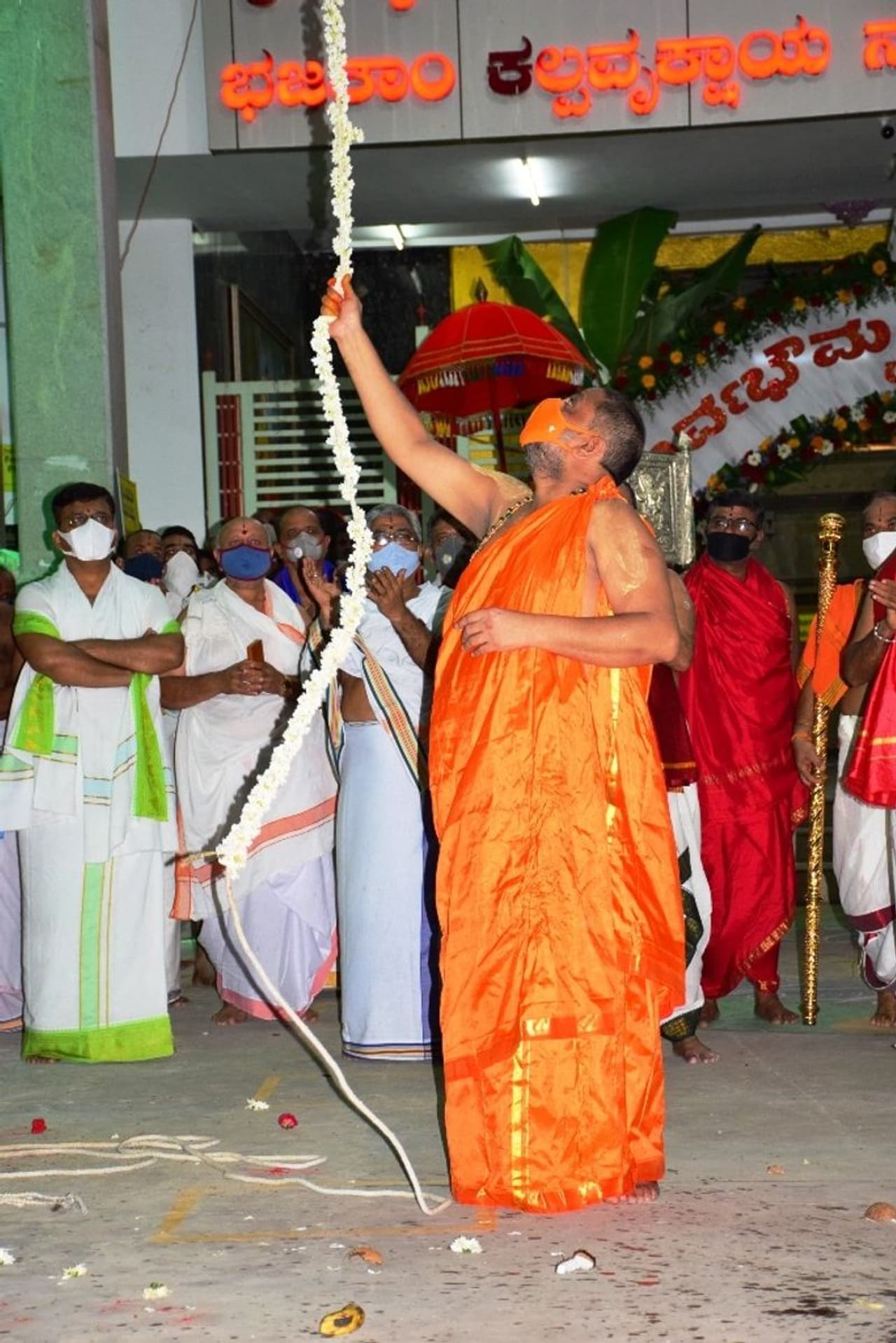 <p>ಮಂತ್ರಾಲಯದ ಶ್ರೀರಾಘವೇಂದ್ರ ಸ್ವಾಮಿಗಳ ಮಠದಿಂದ ರಾಯರ ಆರಾಧನಾ ಮಹೋತ್ಸವ ನಿಮಿತ್ತ ನಡೆಸುವ ಸಪ್ತರಾತ್ರೋತ್ಸವ ಸಮಾರಂಭಕ್ಕೆ ಭಾನುವಾರ ಸಂಜೆ ಚಾಲನೆ</p>