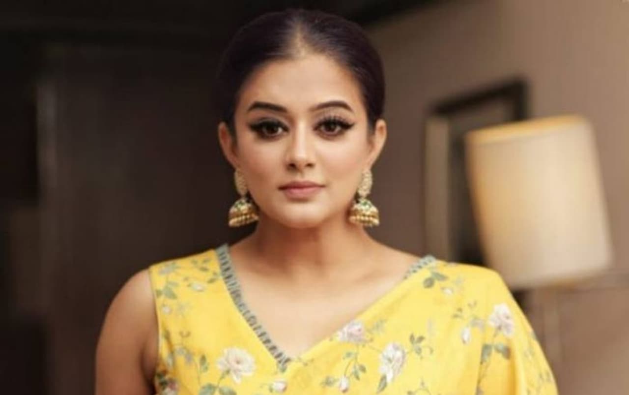 <p>தமிழில் நிலையான இடத்தை பிடித்தது போல், இவருக்கு தெலுங்கு, இந்தி, ஆகிய மொழிகளிலும் நல்ல வரவேற்பு உள்ளது.</p> <p>தமிழில் நிலையான இடத்தை பிடித்தது போல், இவருக்கு தெலுங்கு, இந்தி, ஆகிய மொழிகளிலும் நல்ல வரவேற்பு உள்ளது.</p>